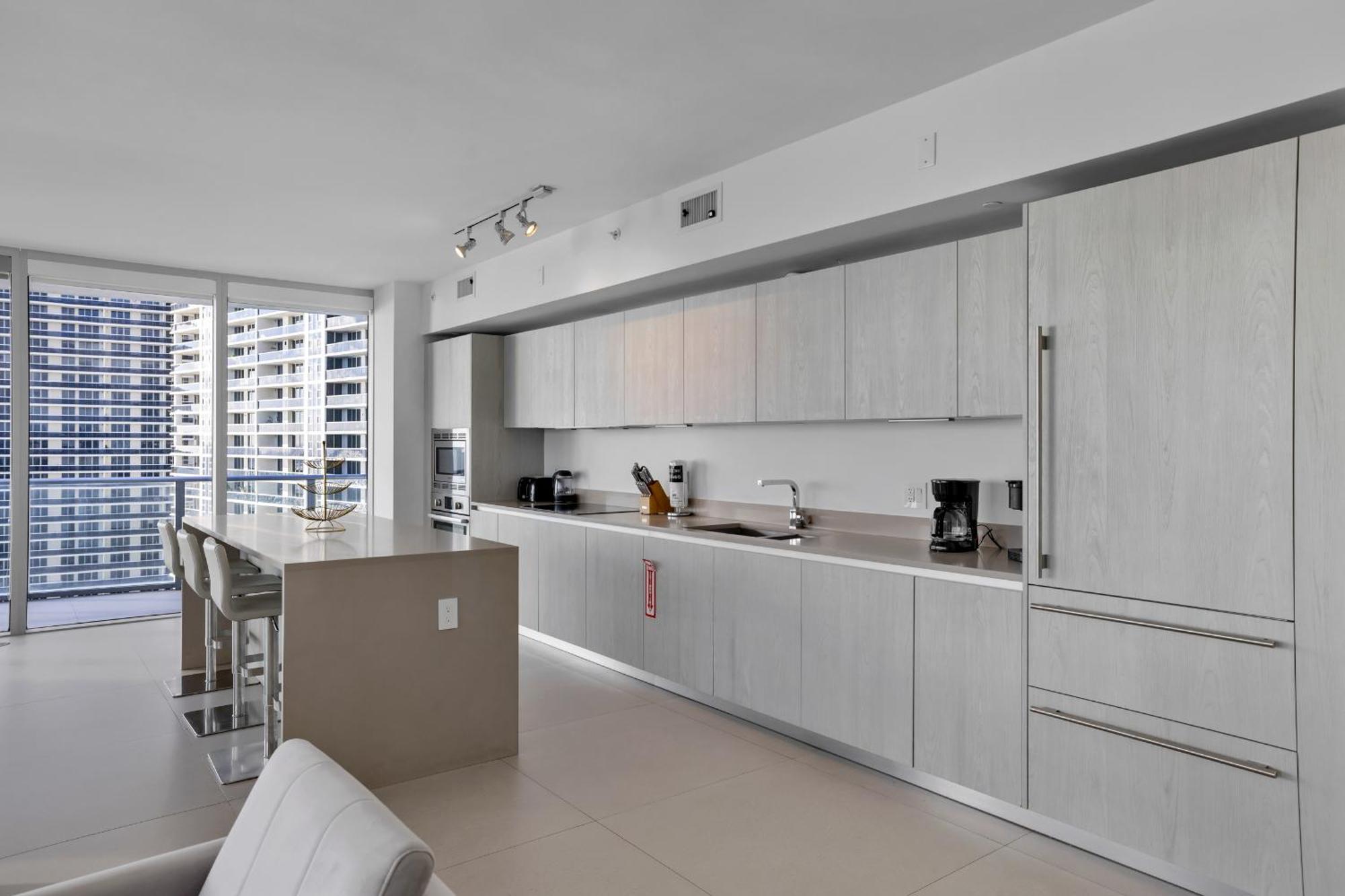 Apartment Stunning Beachfront 3-bedroom Corner *