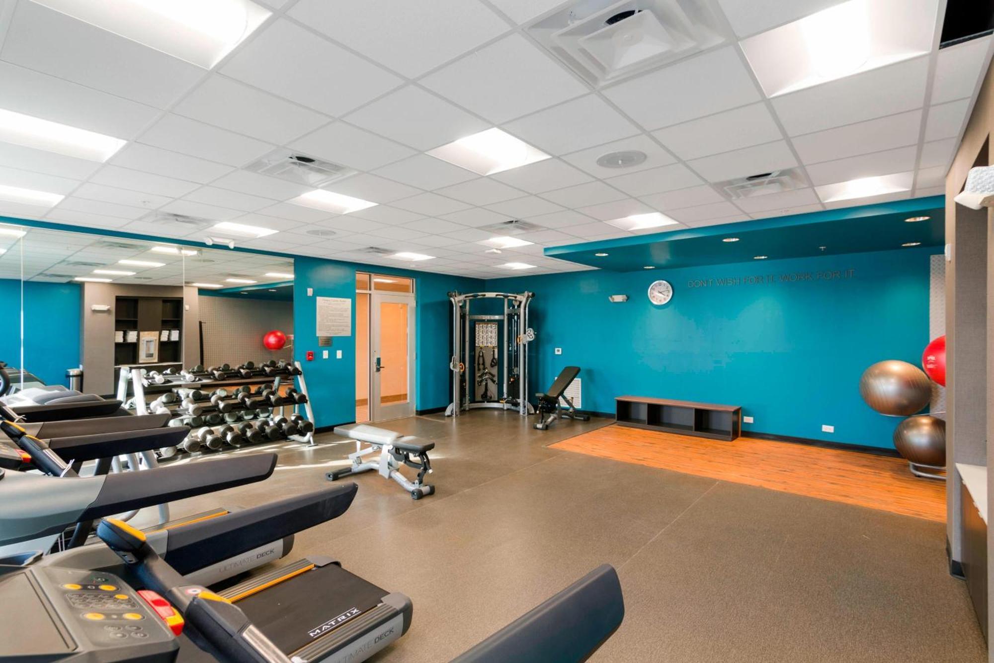 Fairfield & By Marriott St Petersburg North Hotel 4*