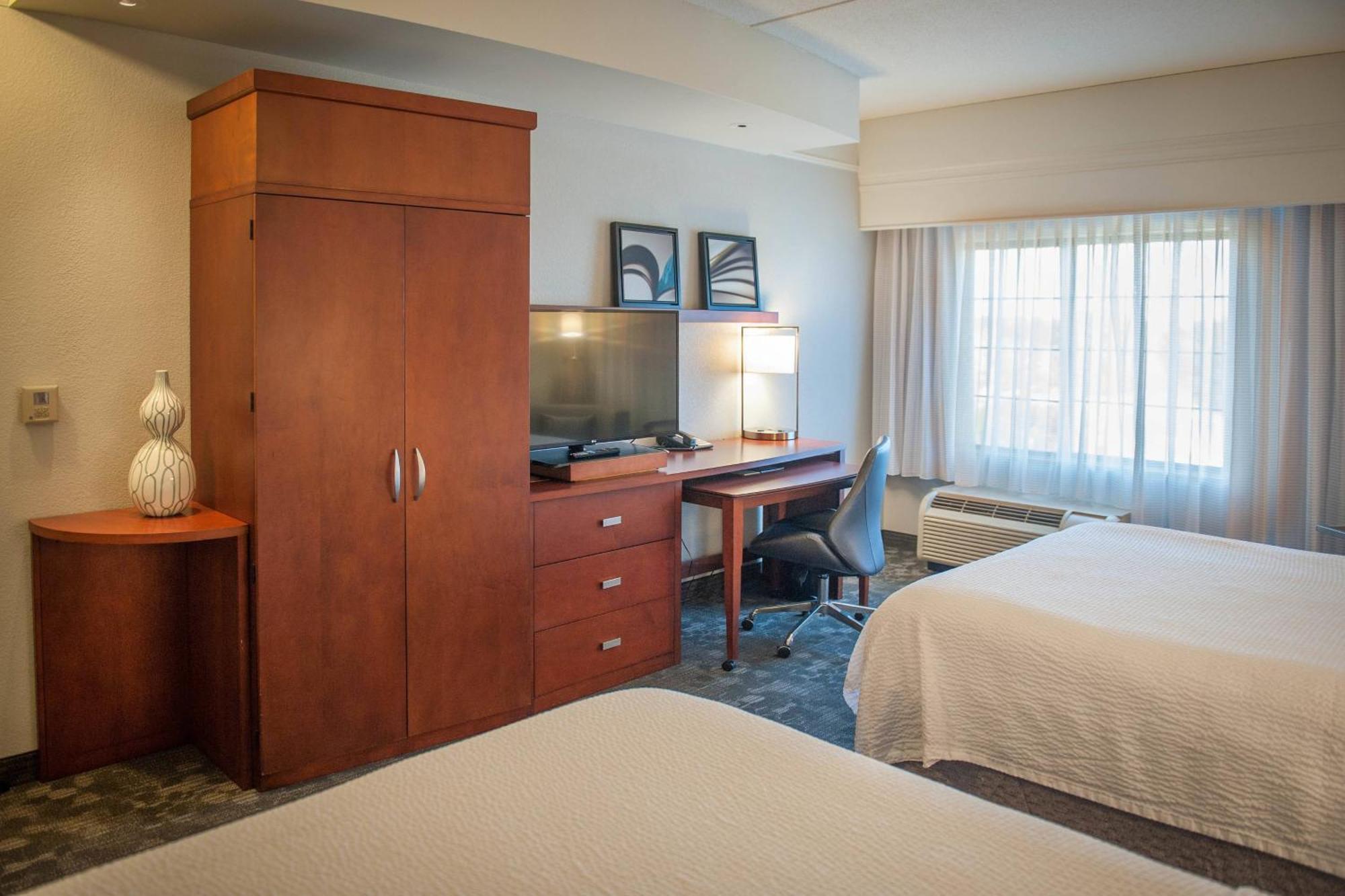 Courtyard By Marriott Downtown Hotel Pensacola