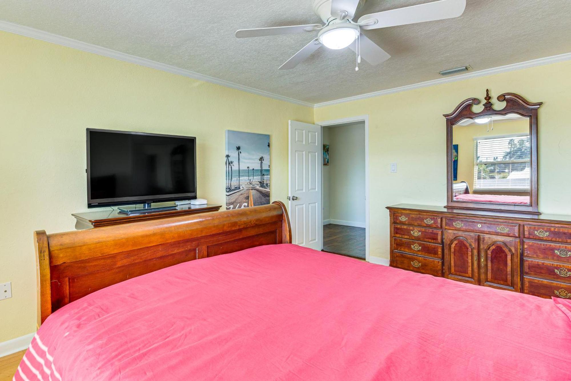 Spacious Canalfront With Pool About Half Mi To