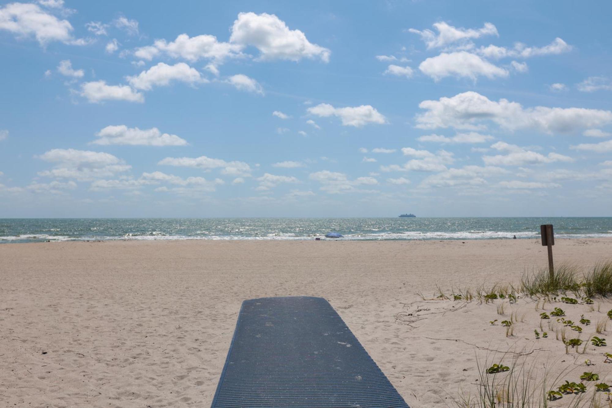 Escape With Grill Walk To Beach! Holiday home *