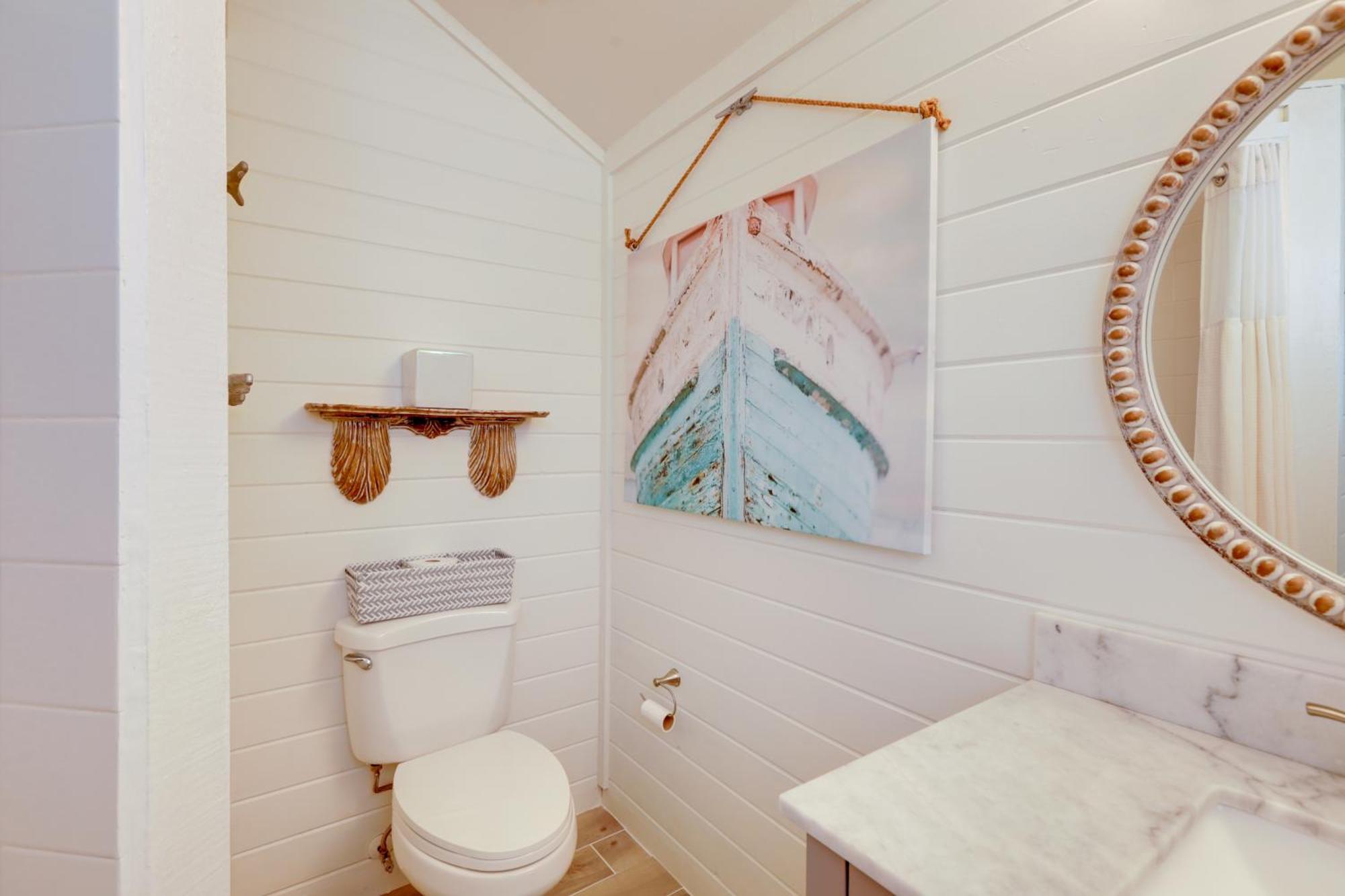 Escape With Grill Walk To Beach! Holiday home