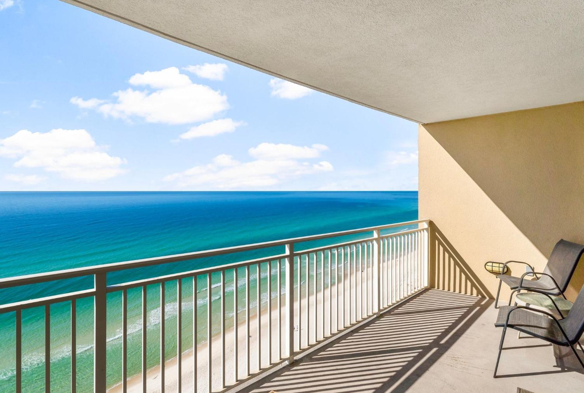 Beautiful Beachfront Paradise! Emerald Apartment *