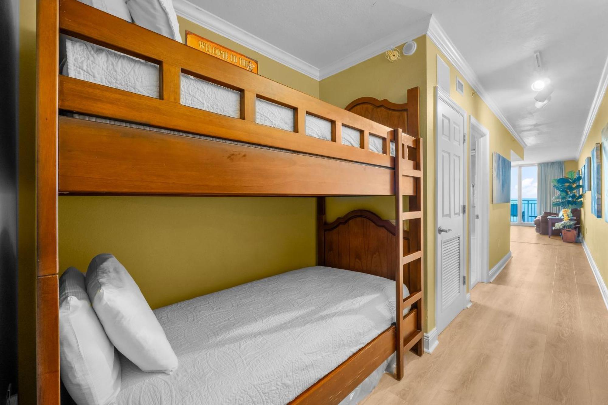 Beautiful Beachfront Paradise! Emerald Apartment Panama City Beach