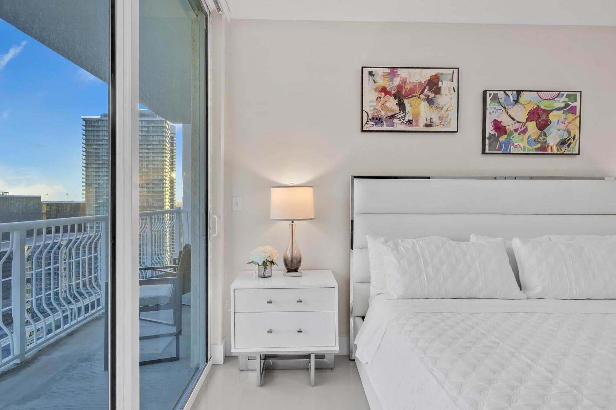 Beautiful 1 Bedroom Overlooking The Ocean And Downtown Brickell Apartment