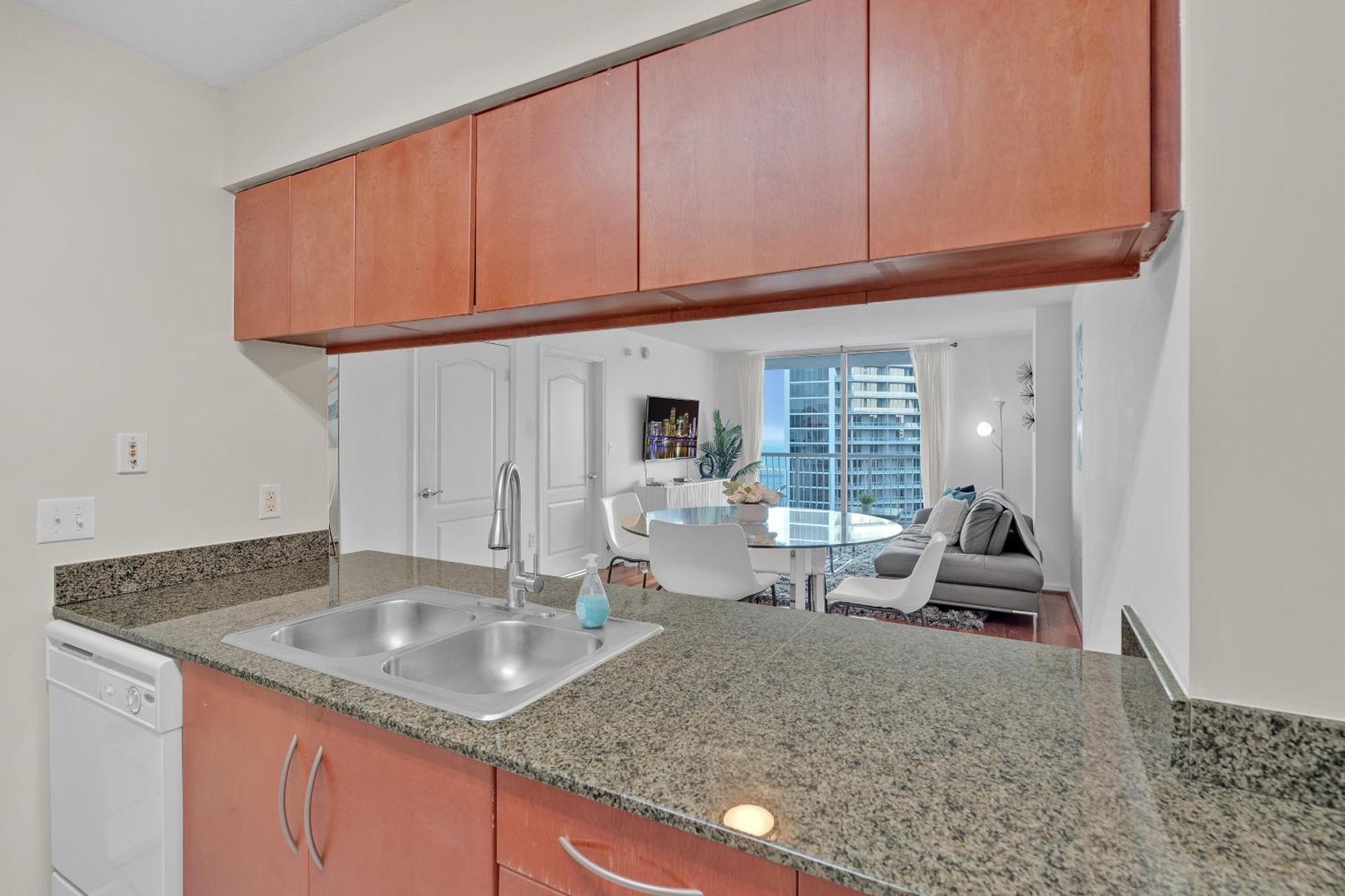 Beautiful 1 Bedroom Overlooking The Ocean And Downtown Brickell *