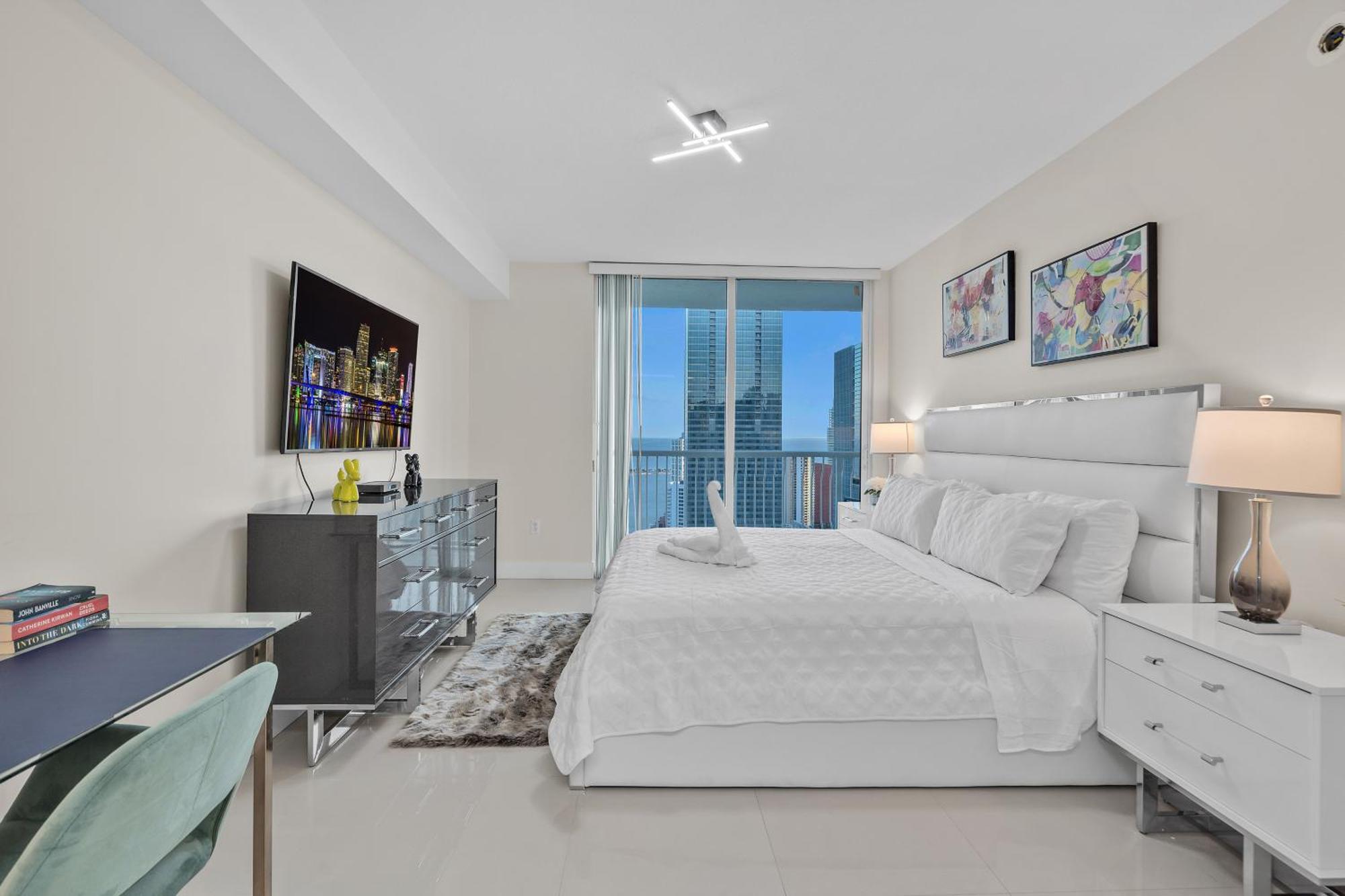 Beautiful 1 Bedroom Overlooking The Ocean And Downtown Brickell Apartment