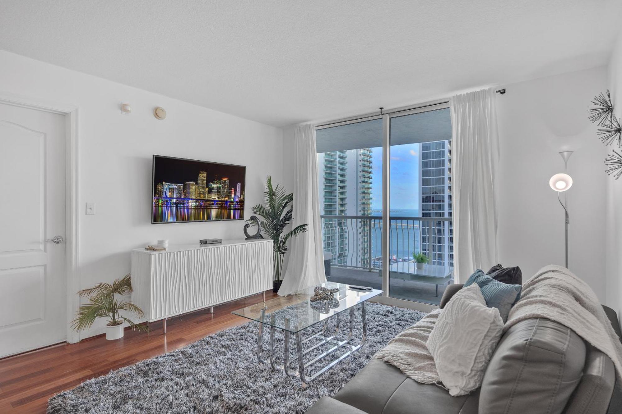 Beautiful 1 Bedroom Overlooking The Ocean And Downtown Brickell Miami