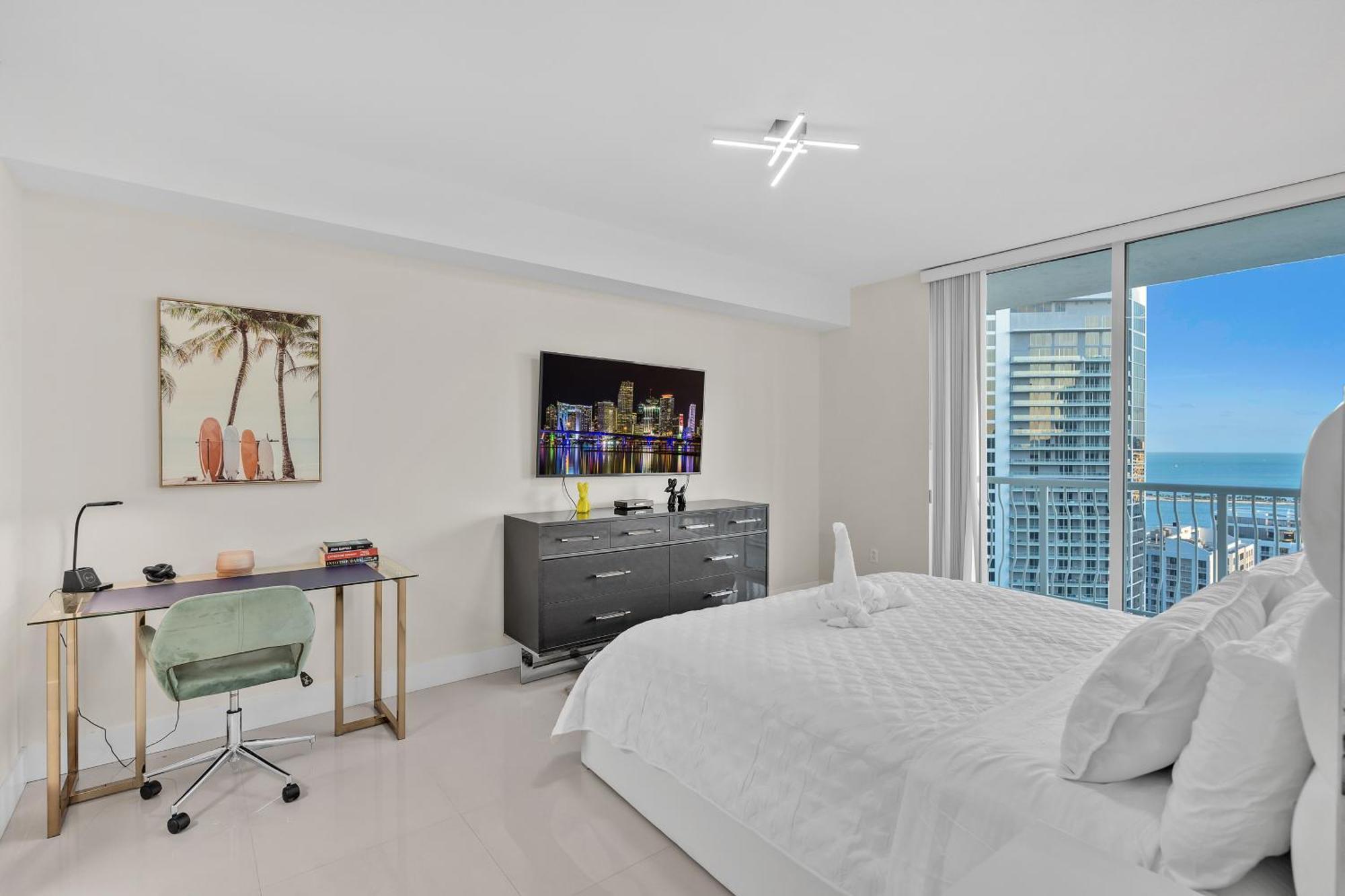 Beautiful 1 Bedroom Overlooking The Ocean And Downtown Brickell Apartment