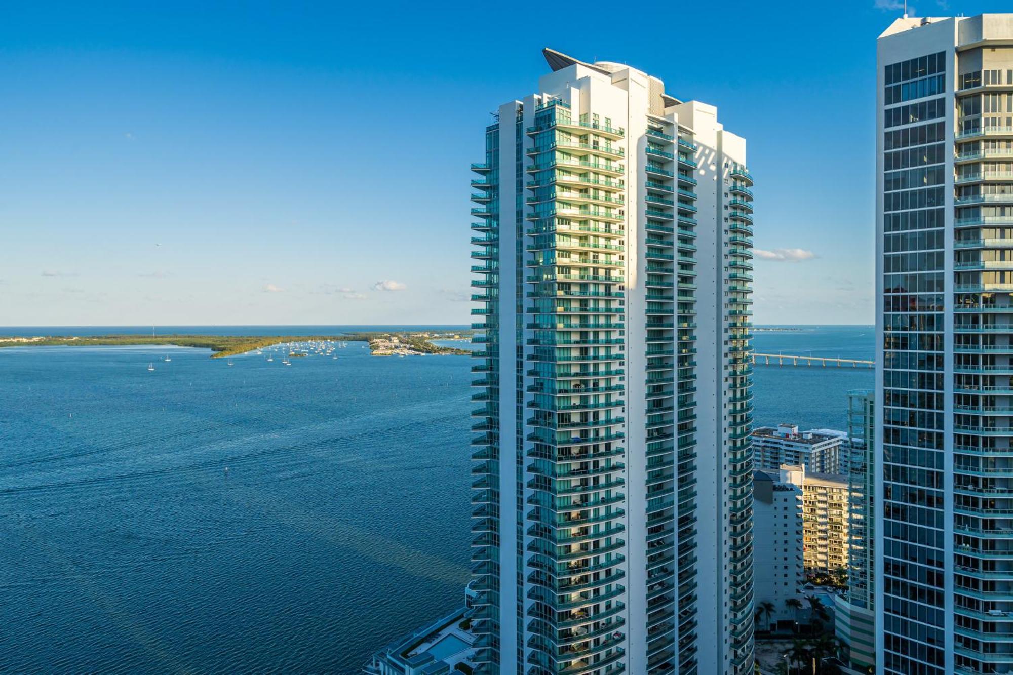 Beautiful 1 Bedroom Overlooking The Ocean And Downtown Brickell *