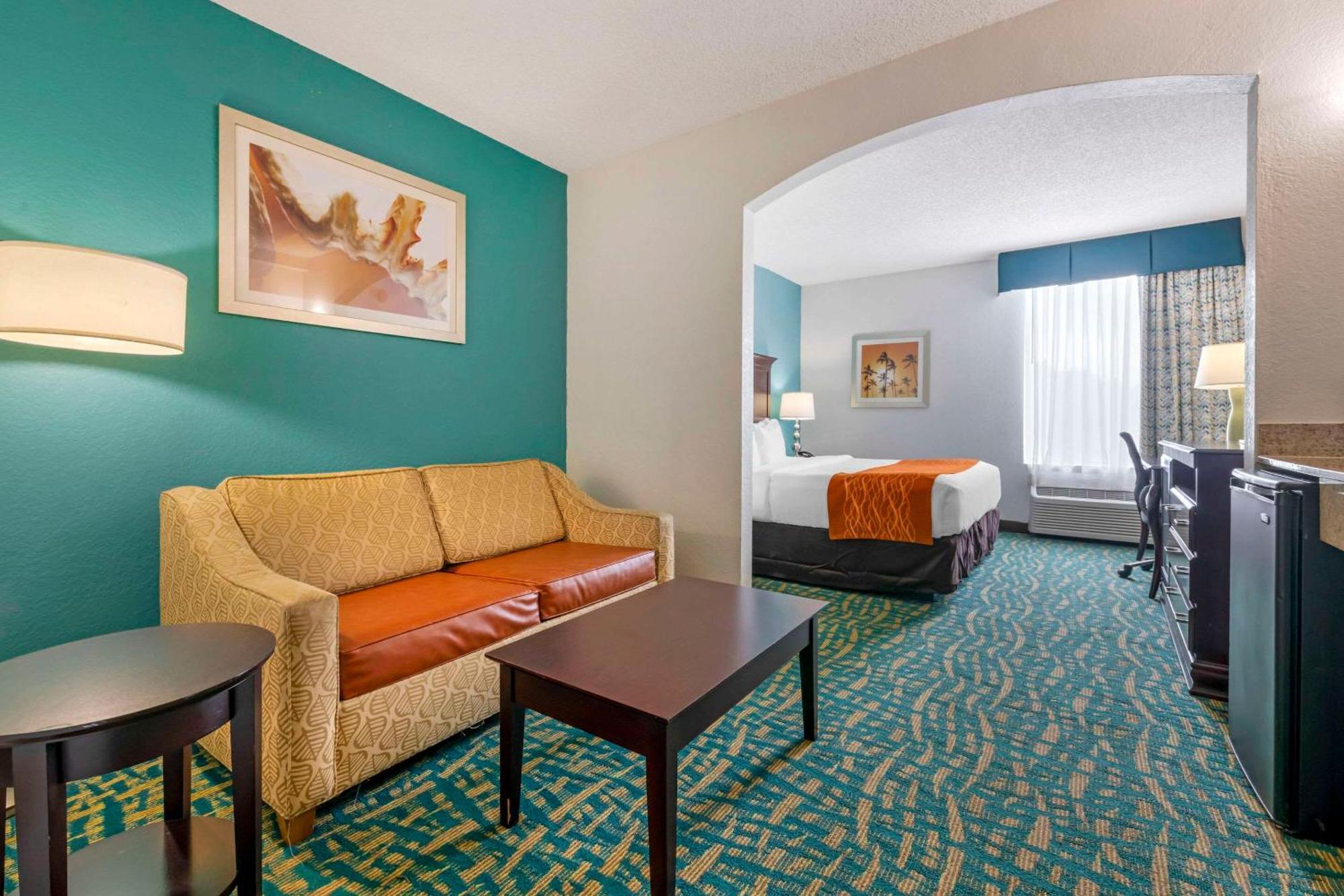 Comfort & Lauderdale West Turnpike Hotel 2*