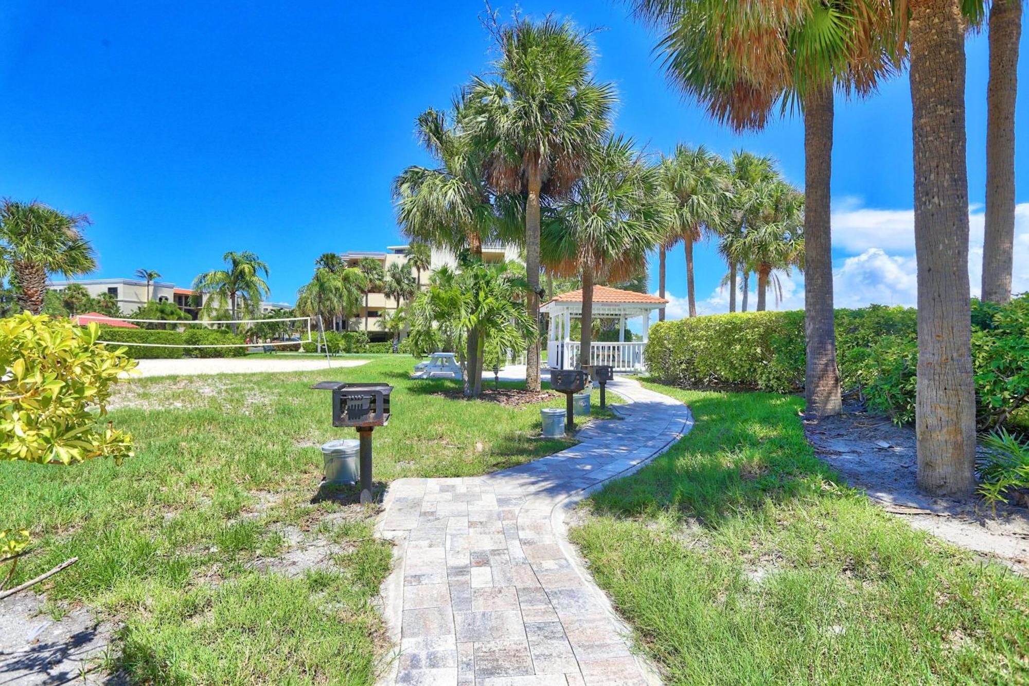 Land's End 1-304 Bay Front - Premier St. Pete Beach