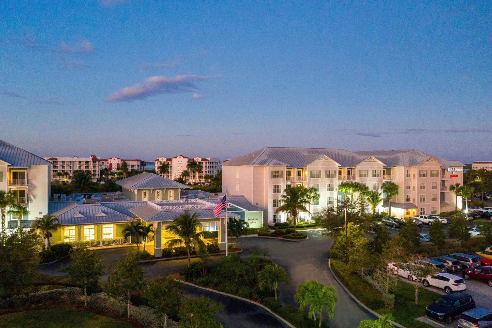 Hotel By Marriott Cocoa 3*