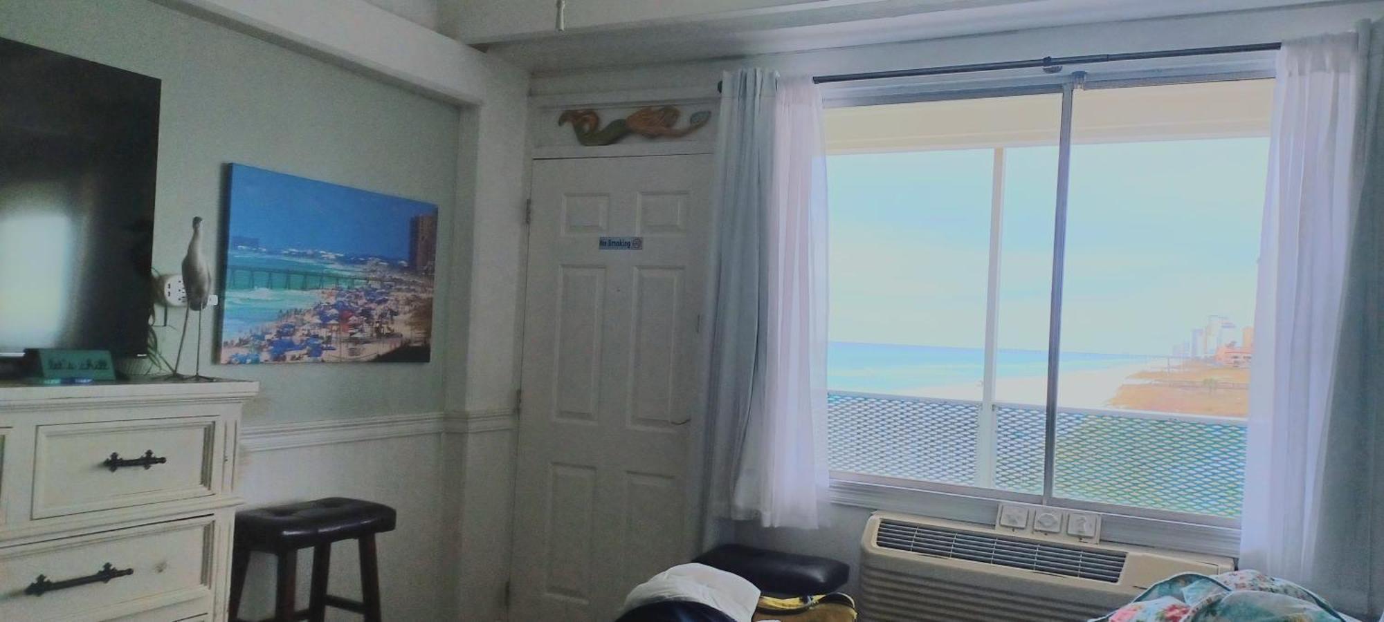 Couples Getaway, Honeymoon Sweet, Perfectly Cozy Front With Kitchen, Pool, Free Parking,check-in At Door *
