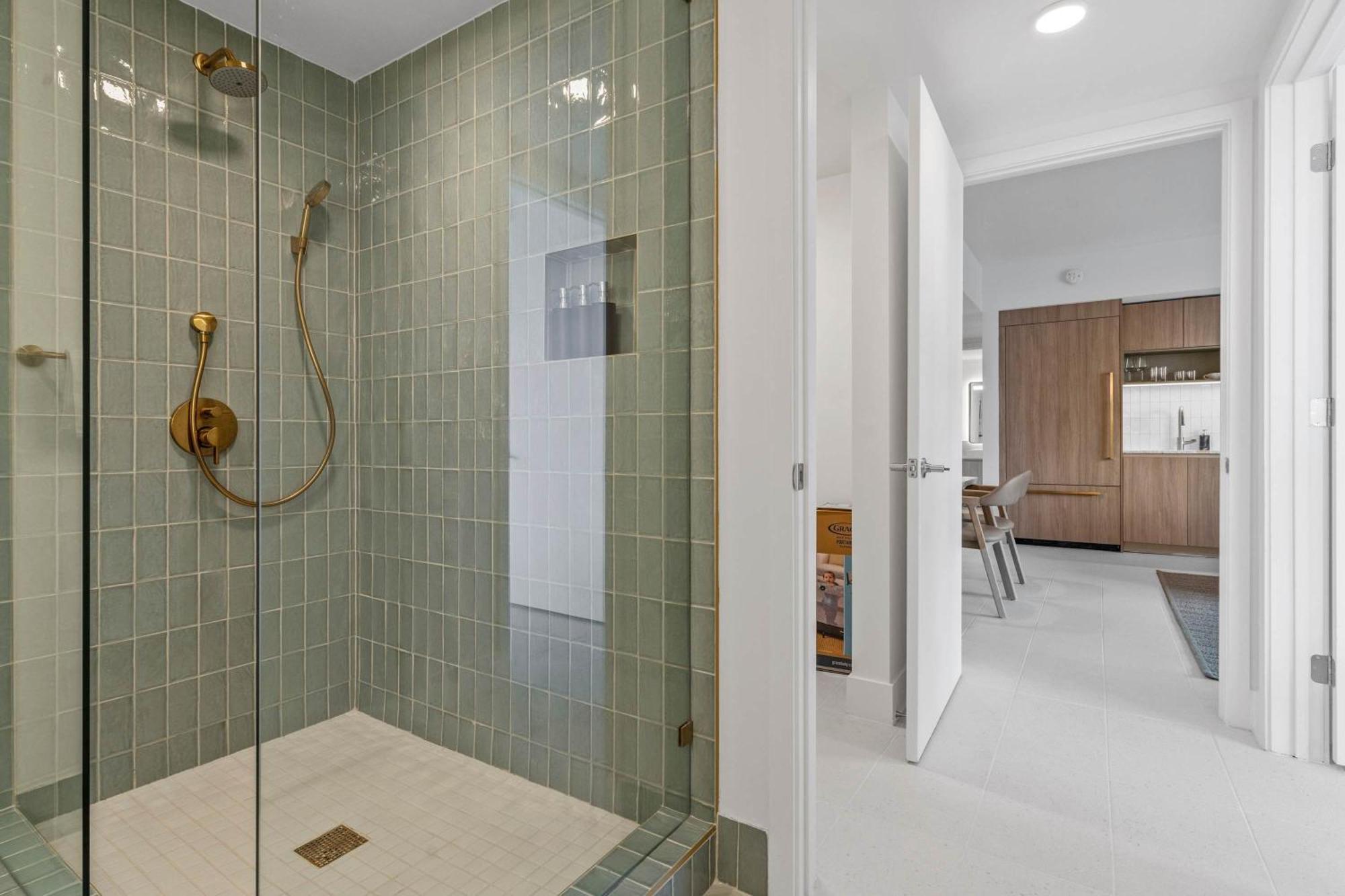 Bayside Breeze - Luxury Downtown