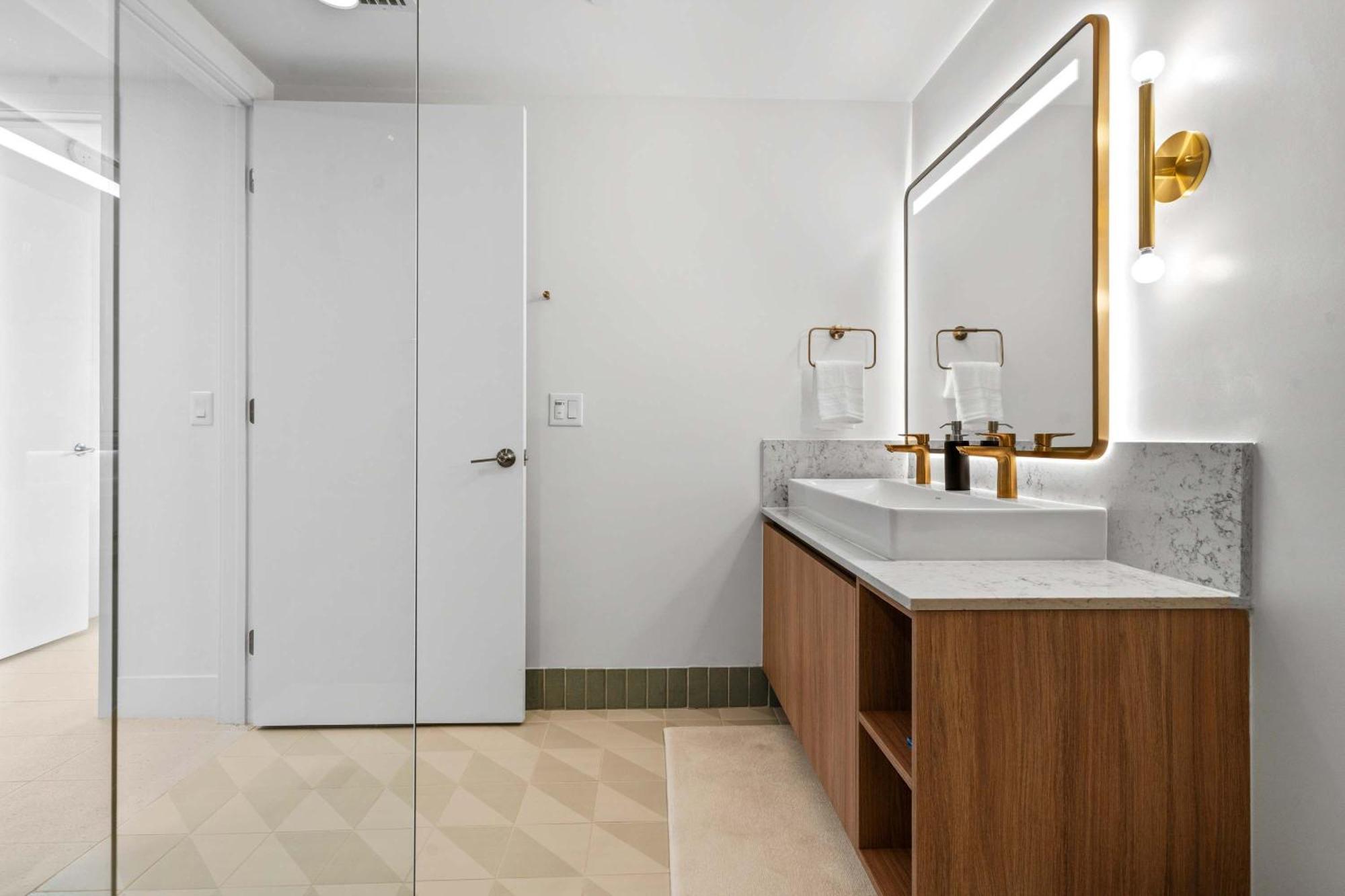 Bayside Breeze - Luxury Downtown Apartment *