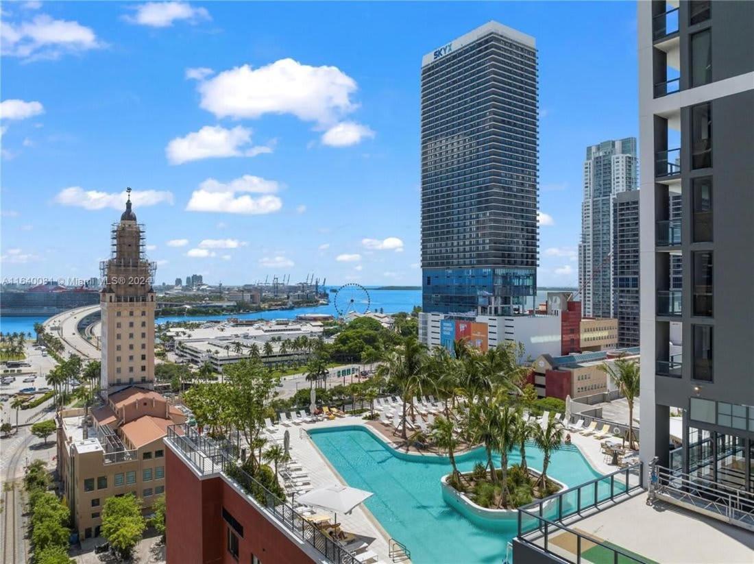 Bayside Breeze - Luxury Downtown Apartment *