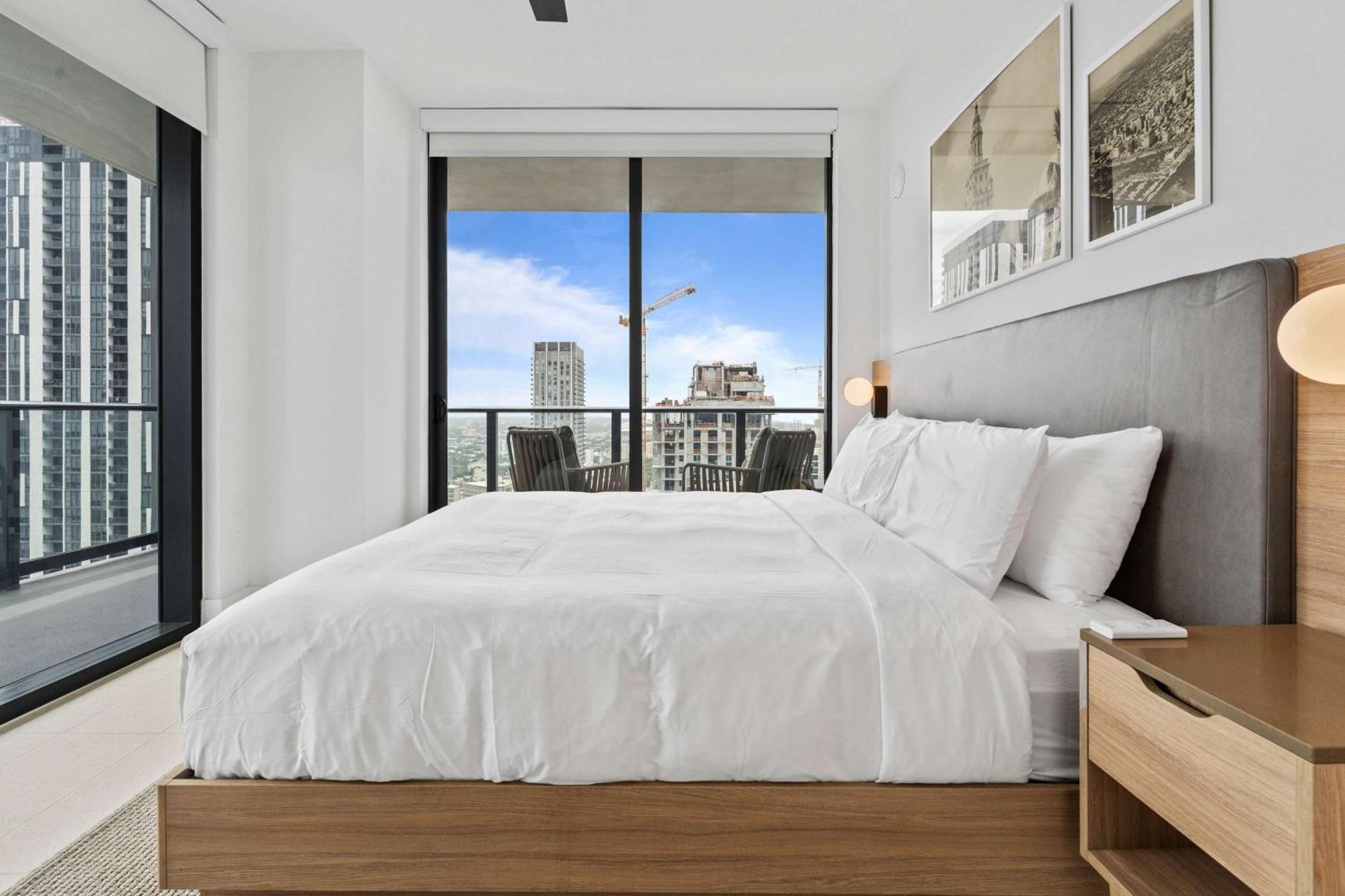 Bayside Breeze - Luxury Downtown Apartment *