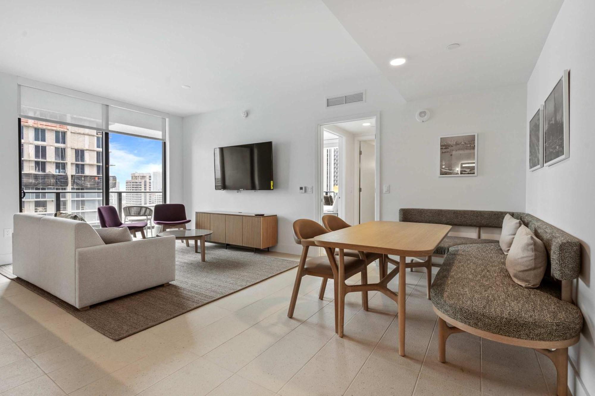 Bayside Breeze - Luxury Downtown *