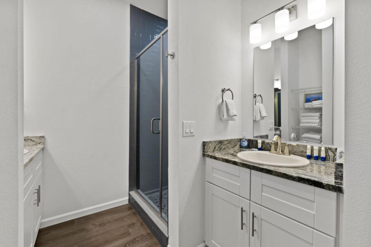 Palm Oasis- Townhouse 2/2 W/garage Holiday home *
