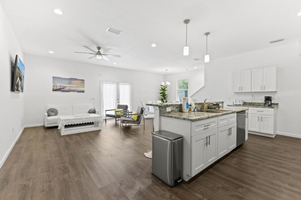 Palm Oasis- Townhouse 2/2 W/garage Holiday home Pinellas Park