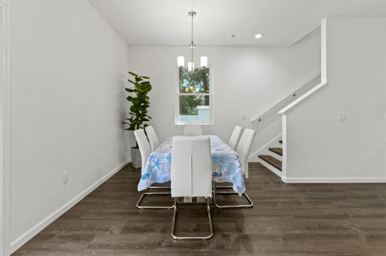 Palm Oasis- Townhouse 2/2 W/garage