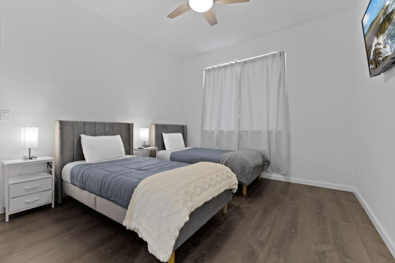 Palm Oasis- Townhouse 2/2 W/garage *