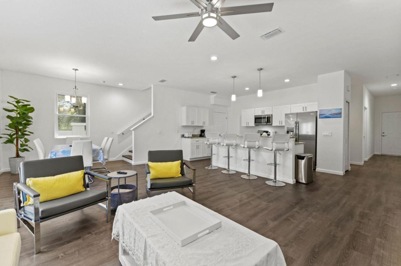 Palm Oasis- Townhouse 2/2 W/garage *