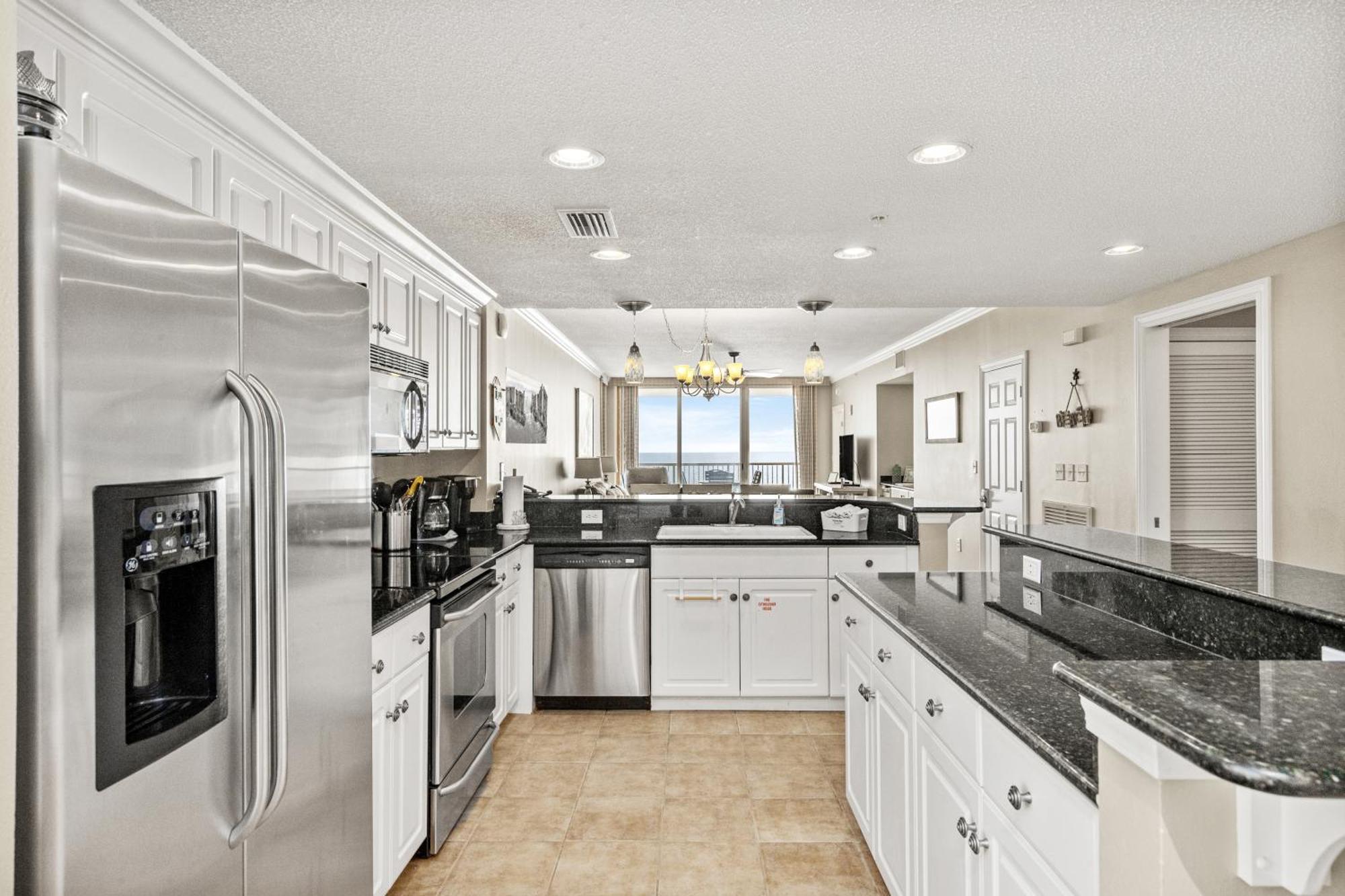 Resort Official Majestic - Over 60 Units - Ocean Front, Panama Beach, Fl