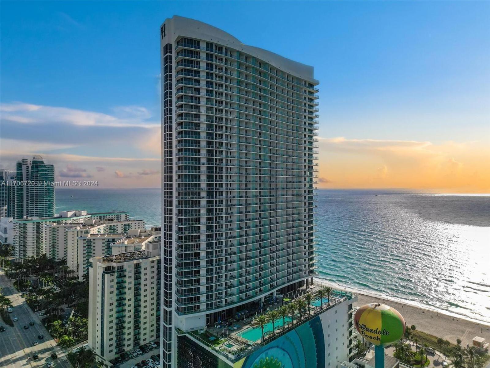 Stunning Beachfront 3-bedroom Corner *