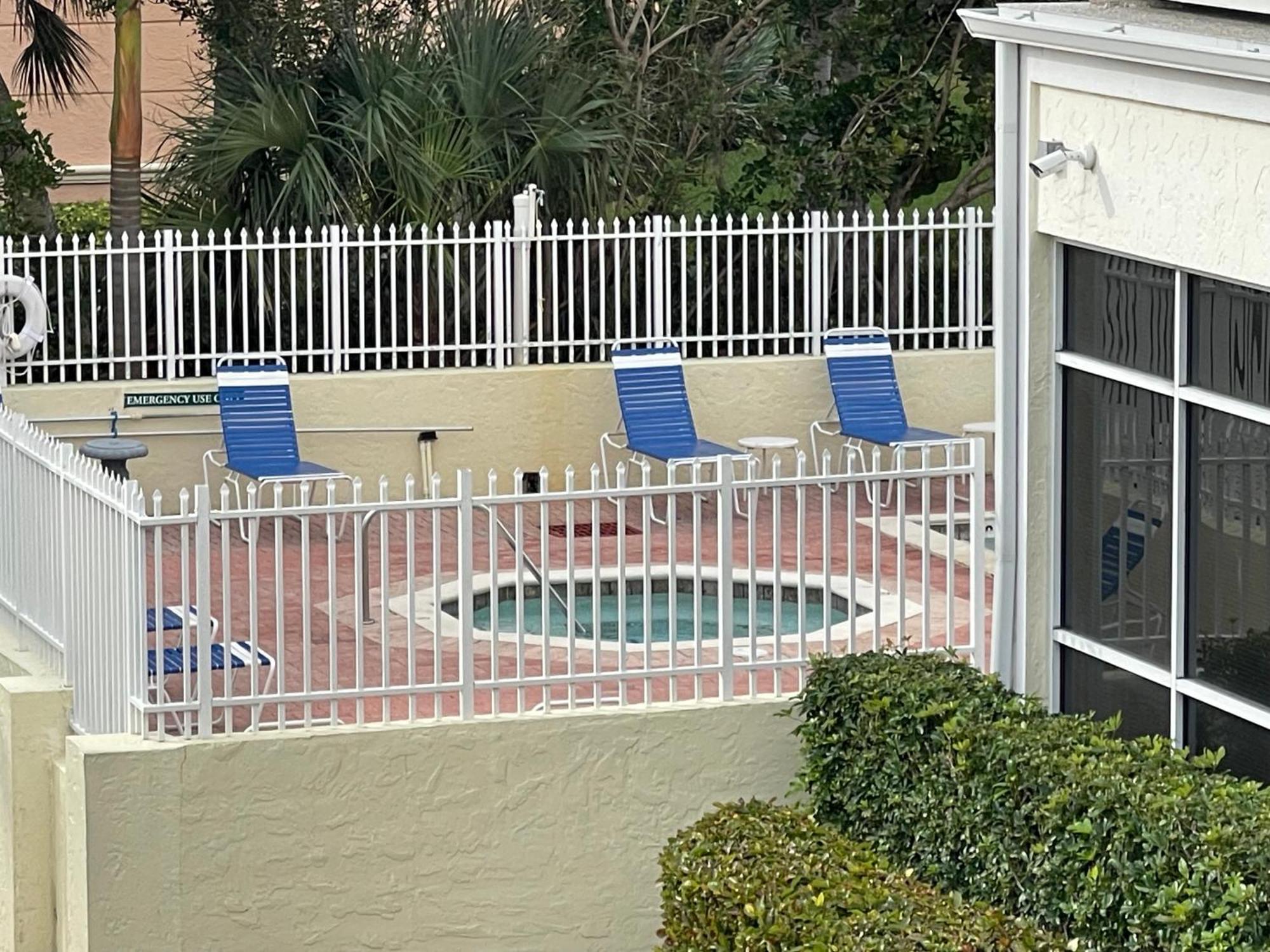 Oceanfront On The Aparthotel