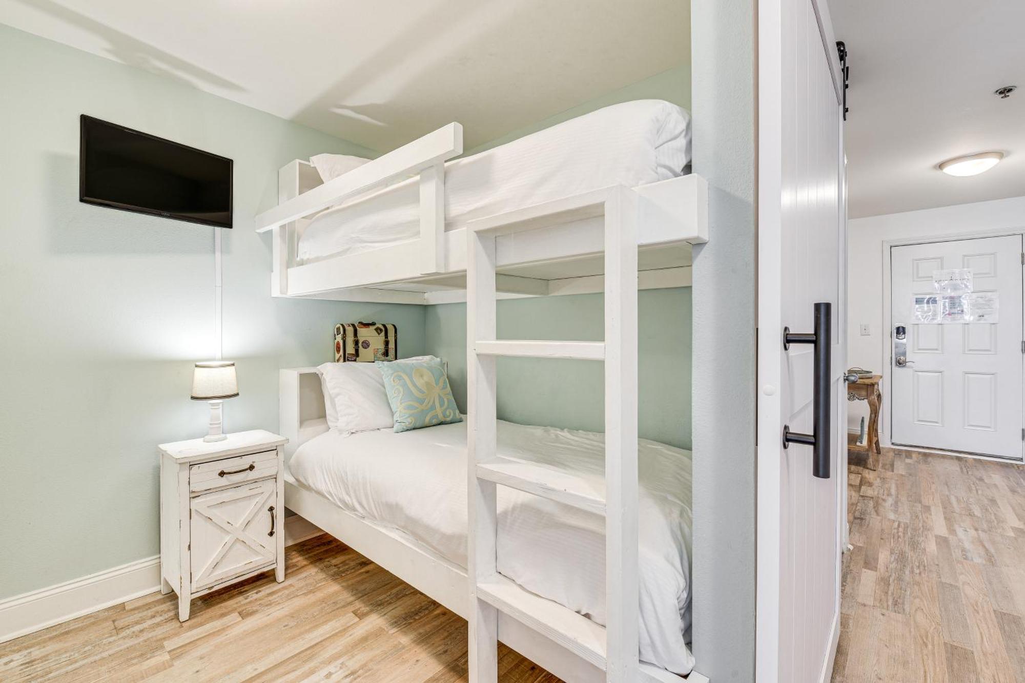 Ocean Oasis Pcb With Balcony And Views!