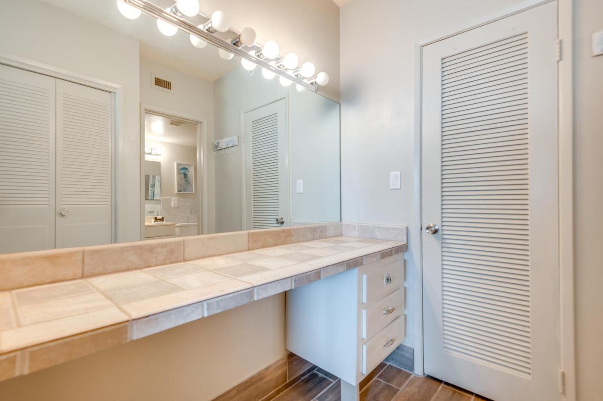 Walk To Shore Satellite With Ocean View Apartment *