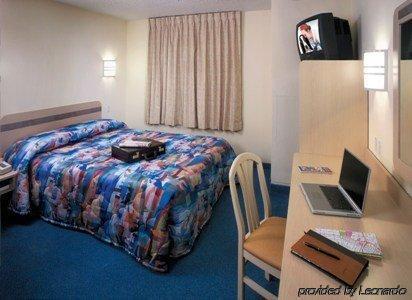 6 Hotel 2*