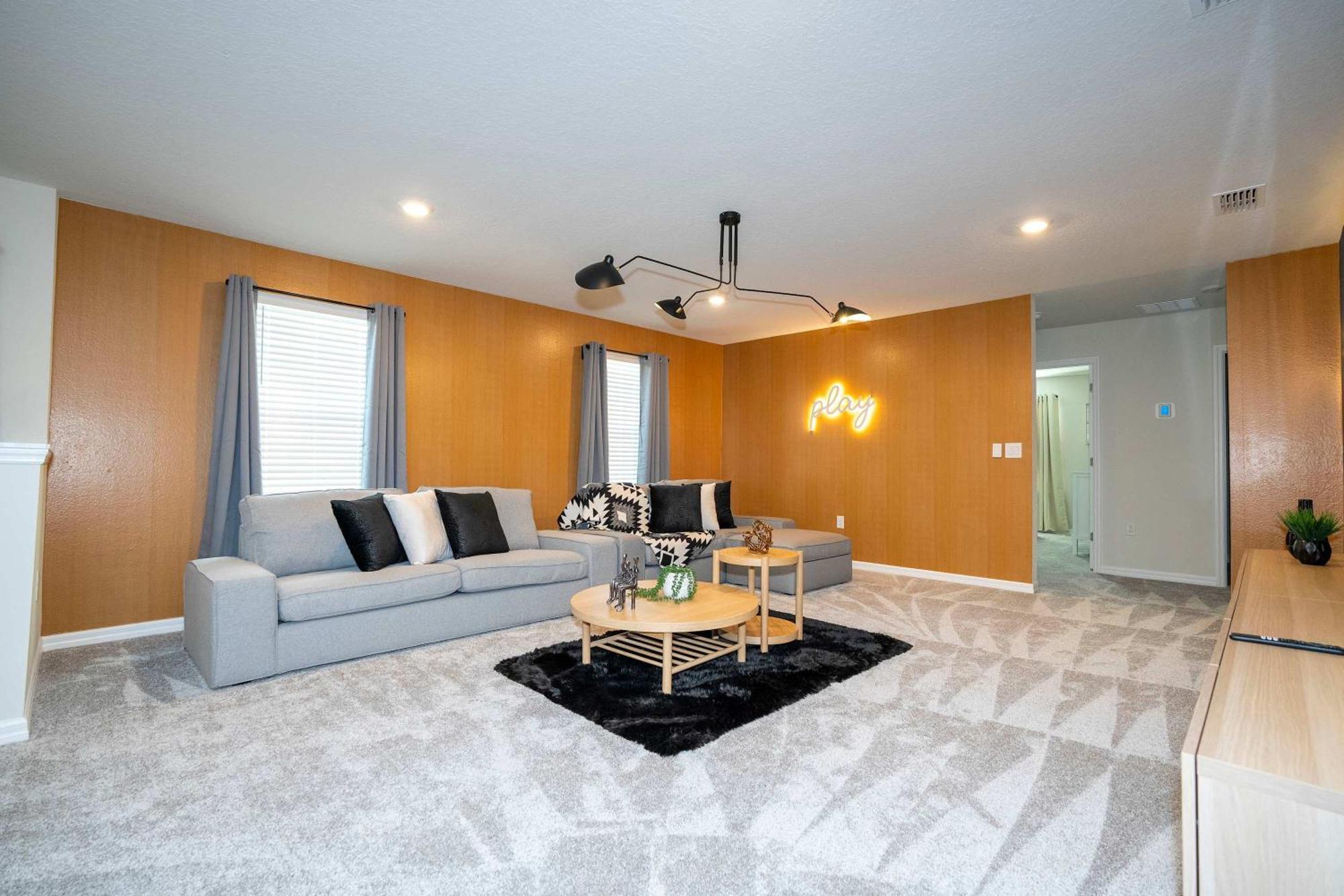 Luxury 7bd Close To With Pool And At Windsor Cay 16218 *