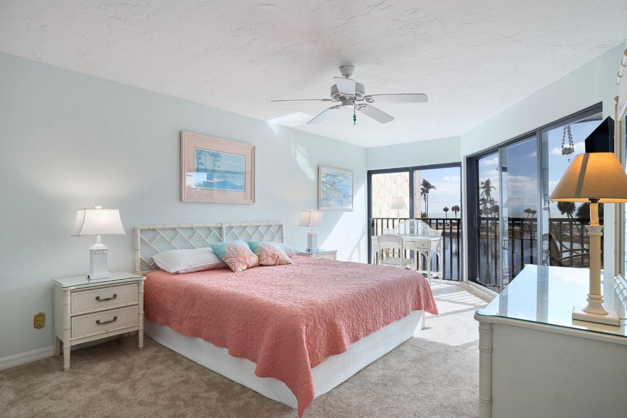 Gorgeous Gulf Front At Pointe Santo Great Amenities Holiday home Sanibel
