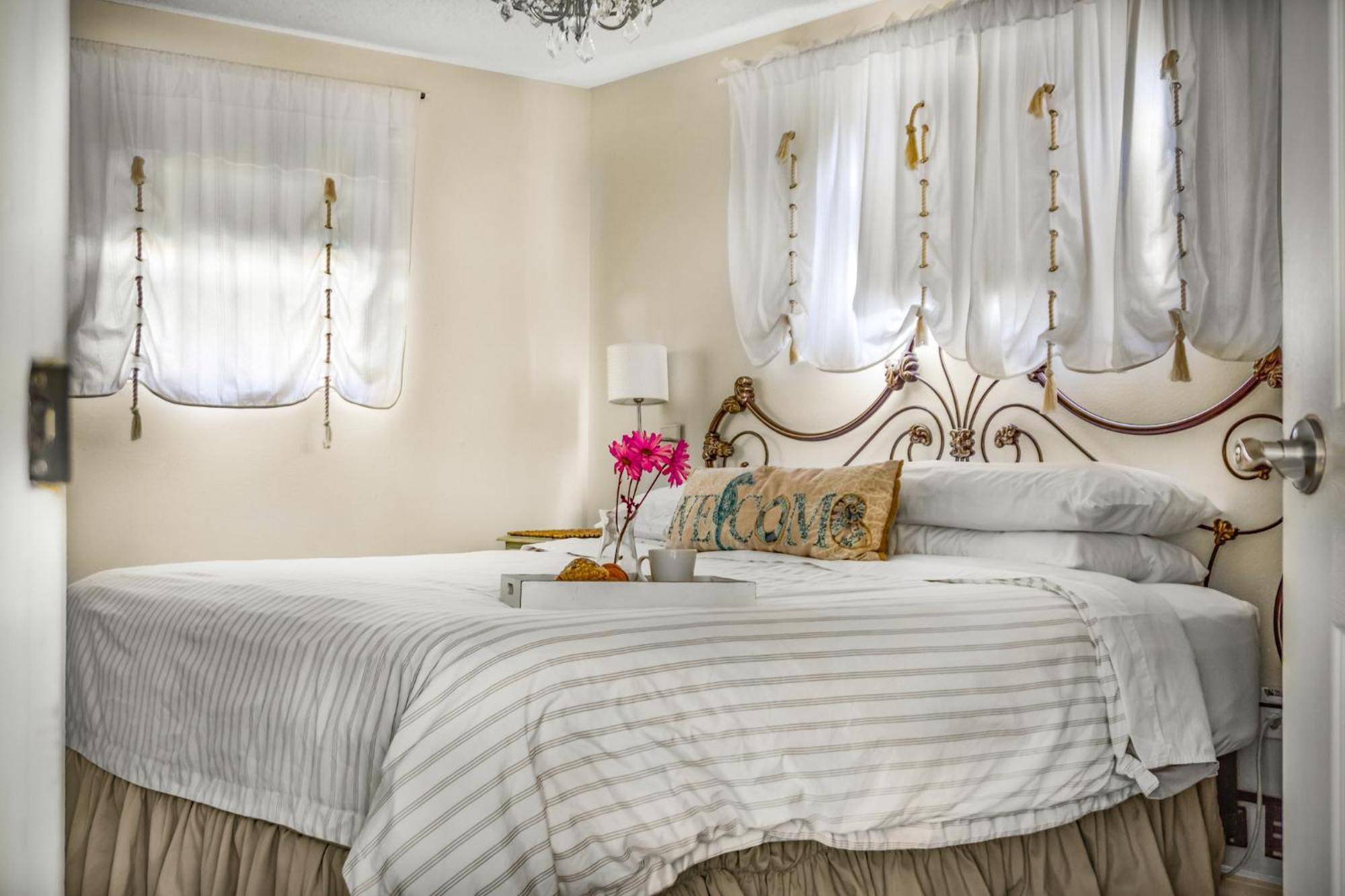 With Heated Pool Just Off Siesta Key *