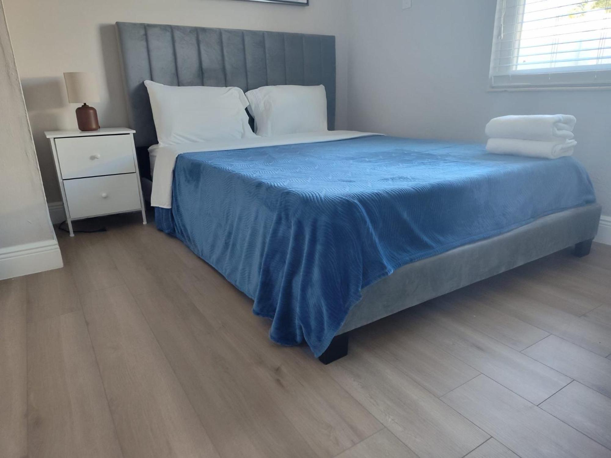 Sun-sea Oasis With Pool Dania Fl Location In Fl *