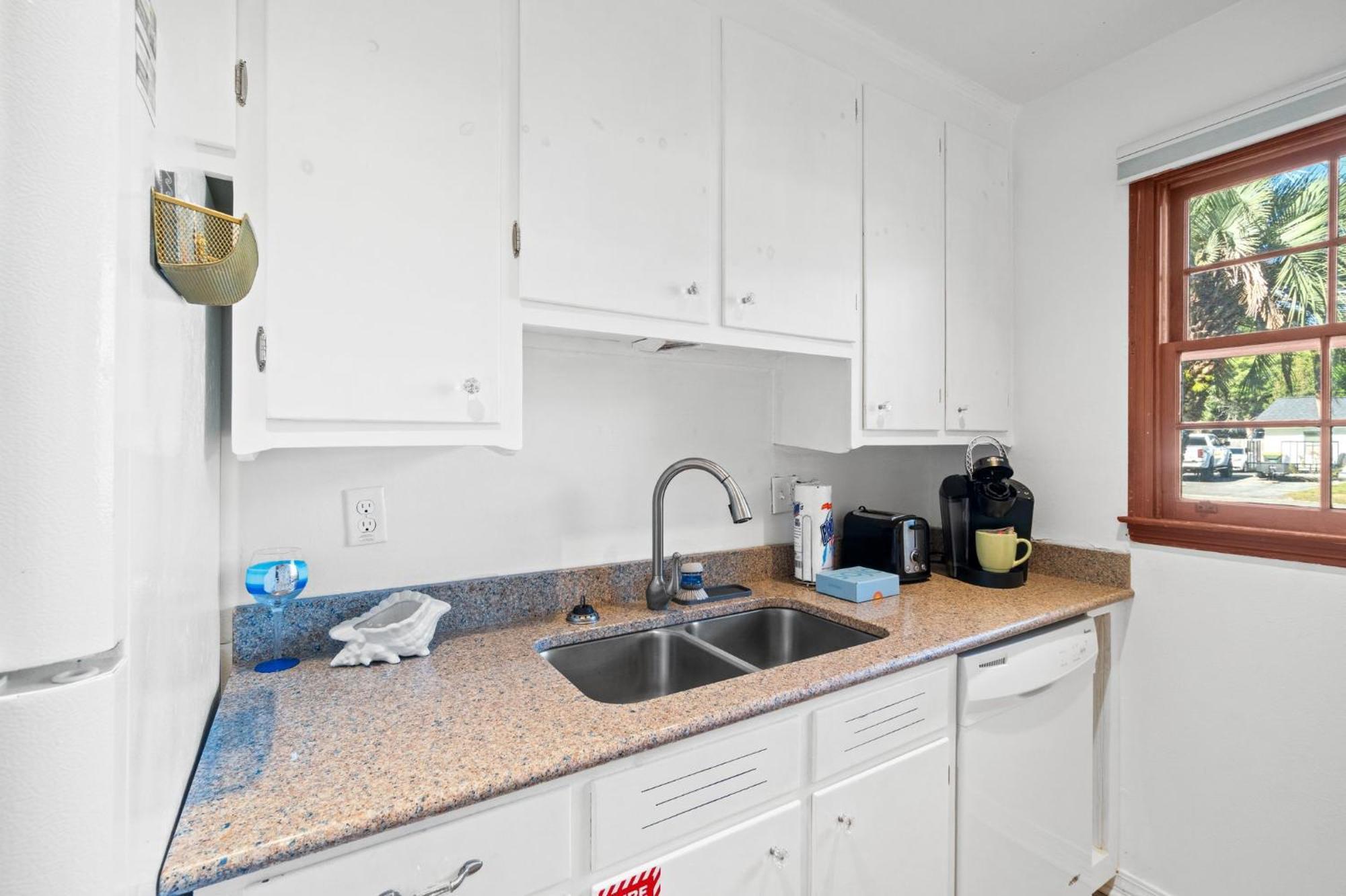 Little House, Single Family Home, Sleeps 8, Free Activities Included! Holiday home