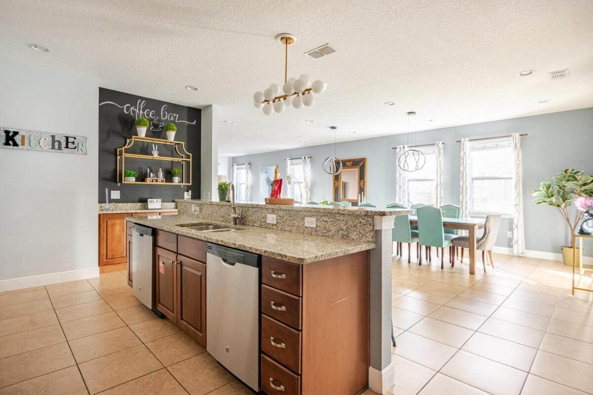Epic 8br 8ba 4k Sq Ft With Movie Theater Private Pool Sauna Hot Tub Firepit Gaming And Arcade - 10mins From Fl Villa *