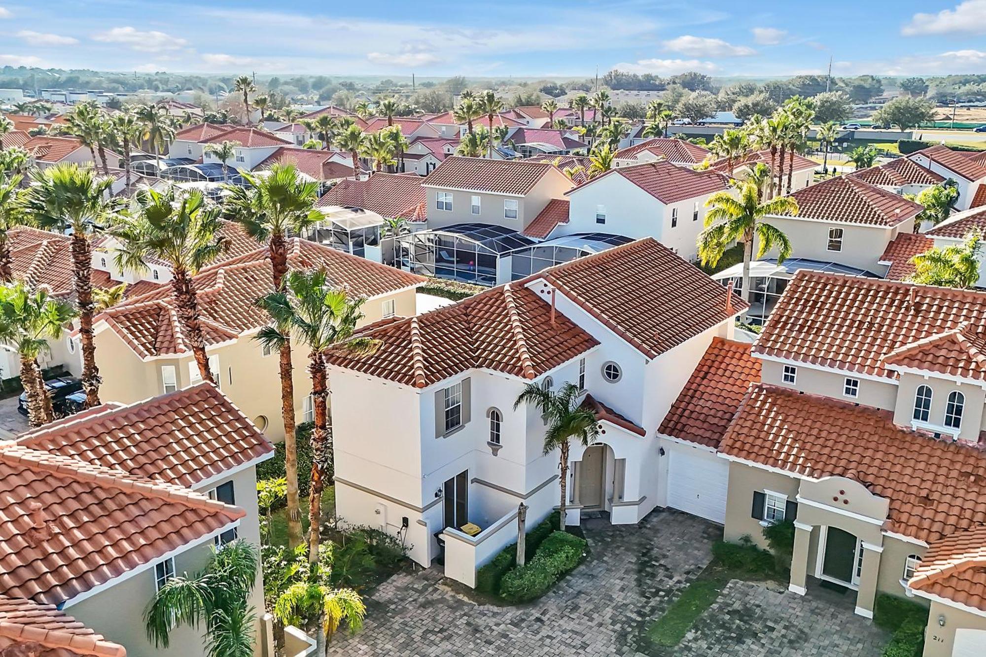 Tuscan Hills Home: Private Pool, Game Room& Near * Davenport