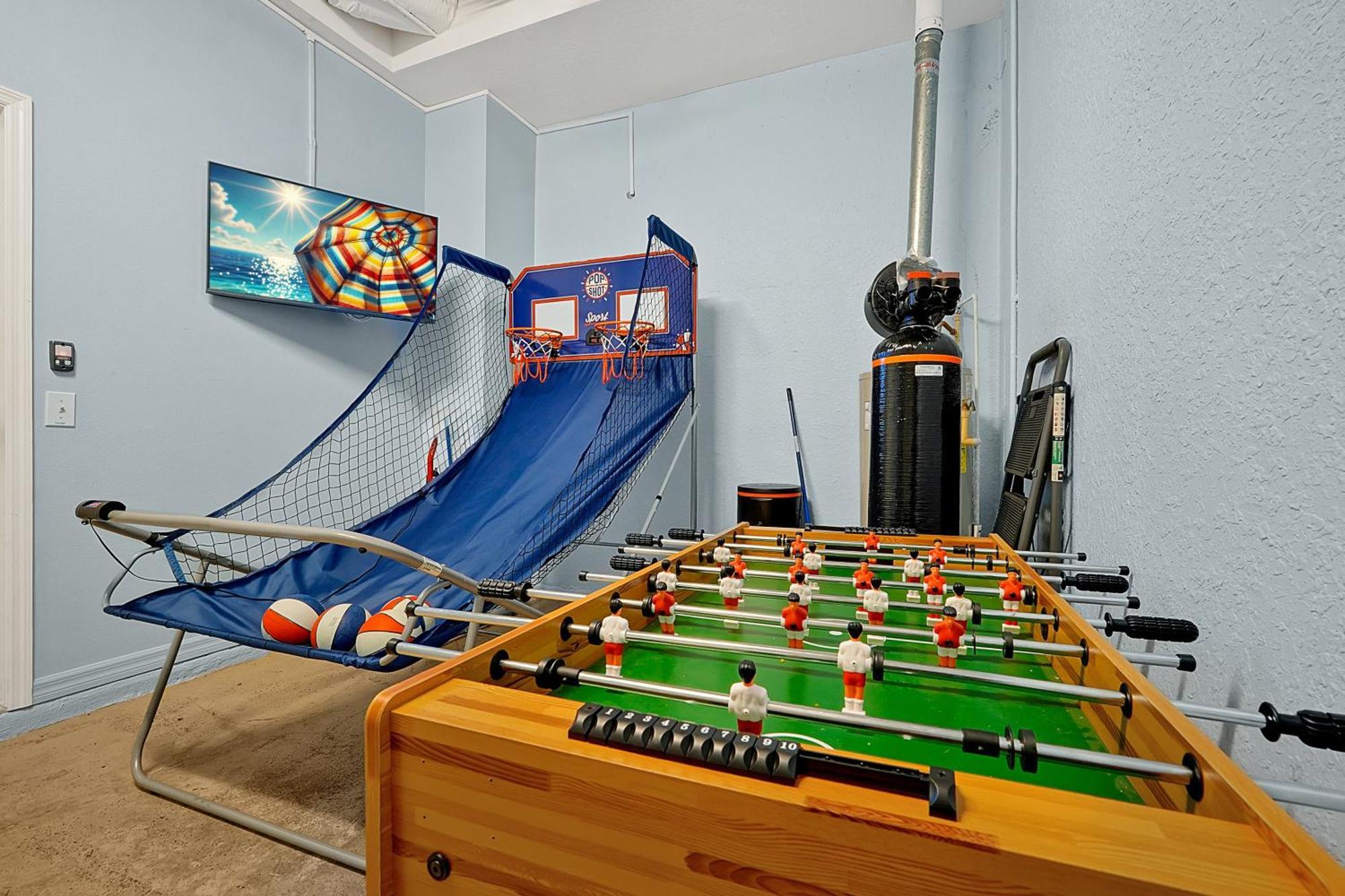 Tuscan Hills Home: Private Pool, Game Room& Near Holiday home