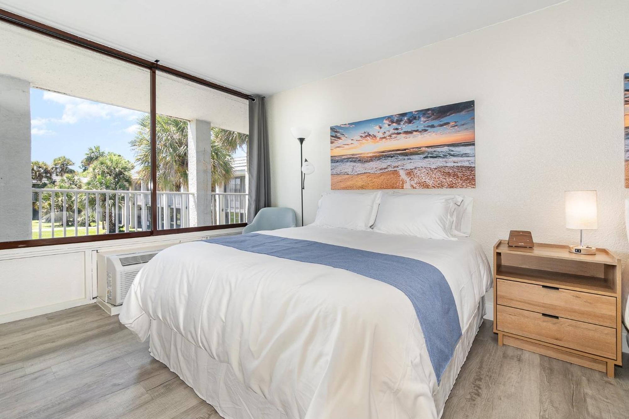 Charming Suite: Smart Tv, Modern Amenities & Pool Access *