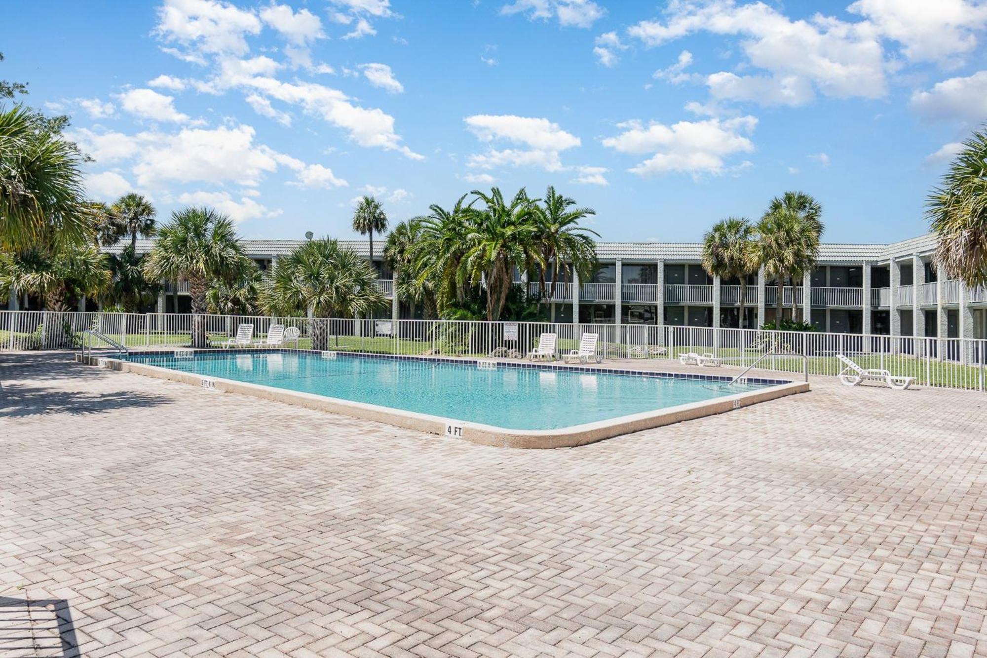 Charming Suite: Smart Tv, Modern Amenities & Pool Access Holiday home