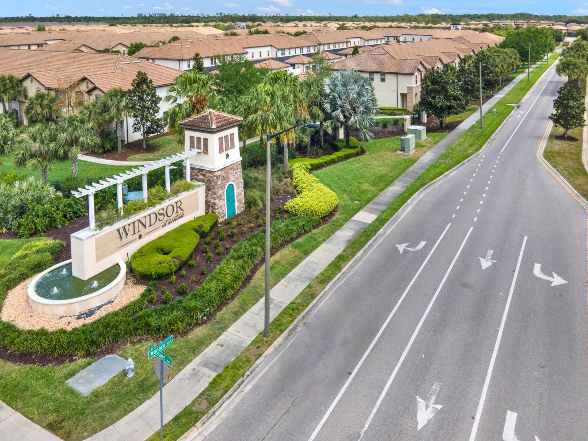 Windsor At Westside: 8br Near W/ Pool & Game Holiday home *