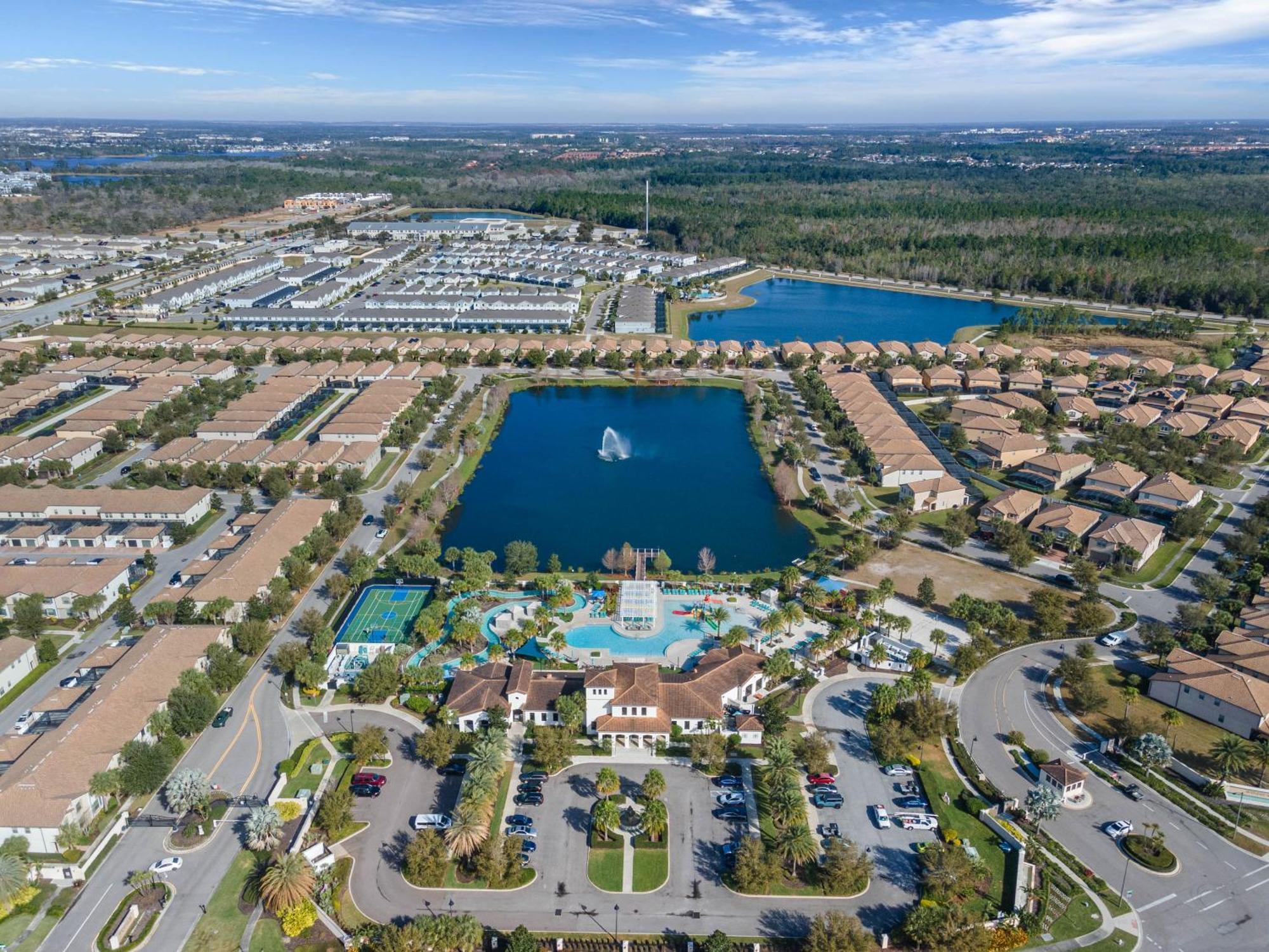 Windsor At Westside: 8br Near W/ Pool & Game Holiday home