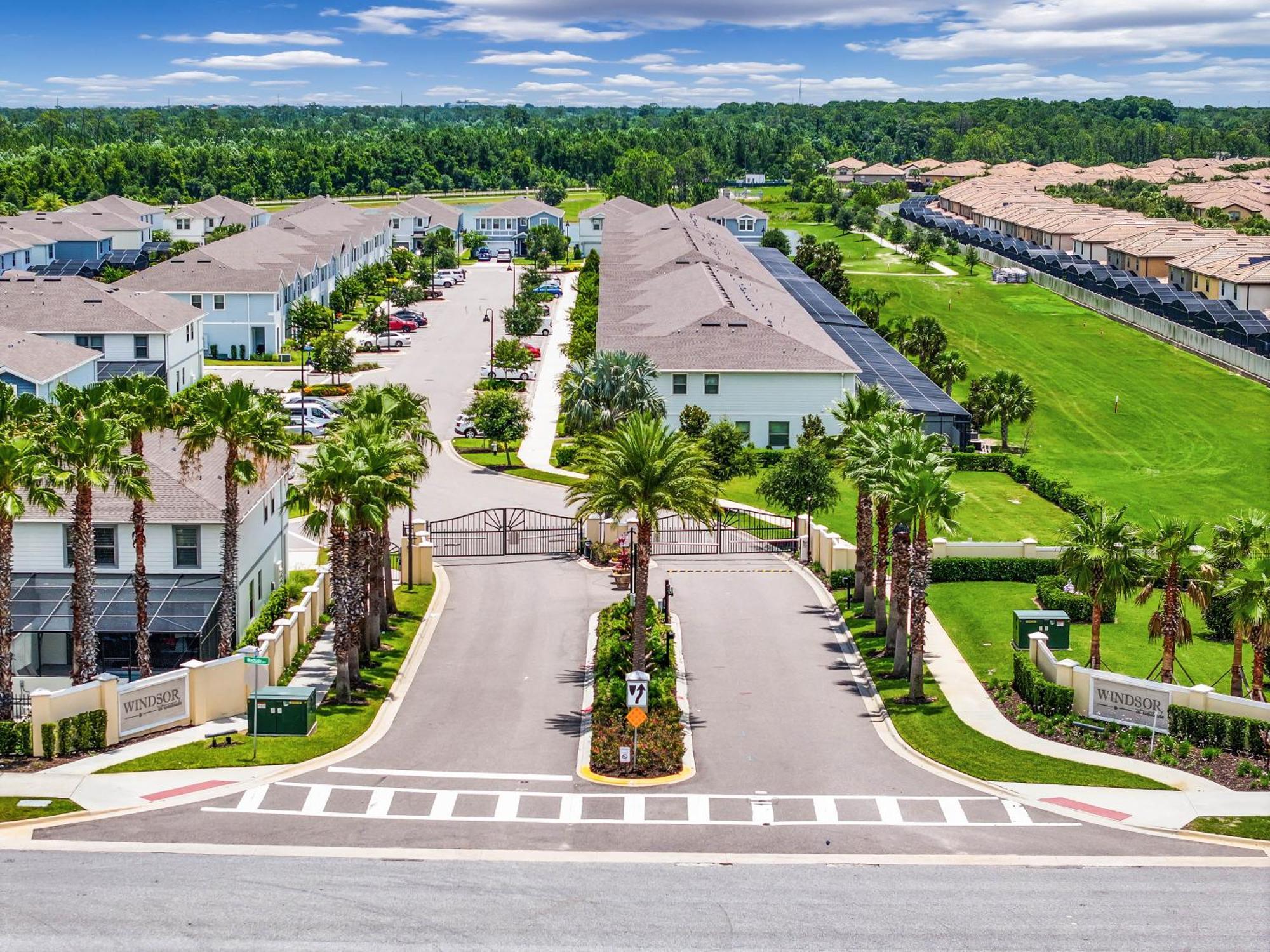 Windsor At Westside: 8br Near W/ Pool & Game Holiday home *