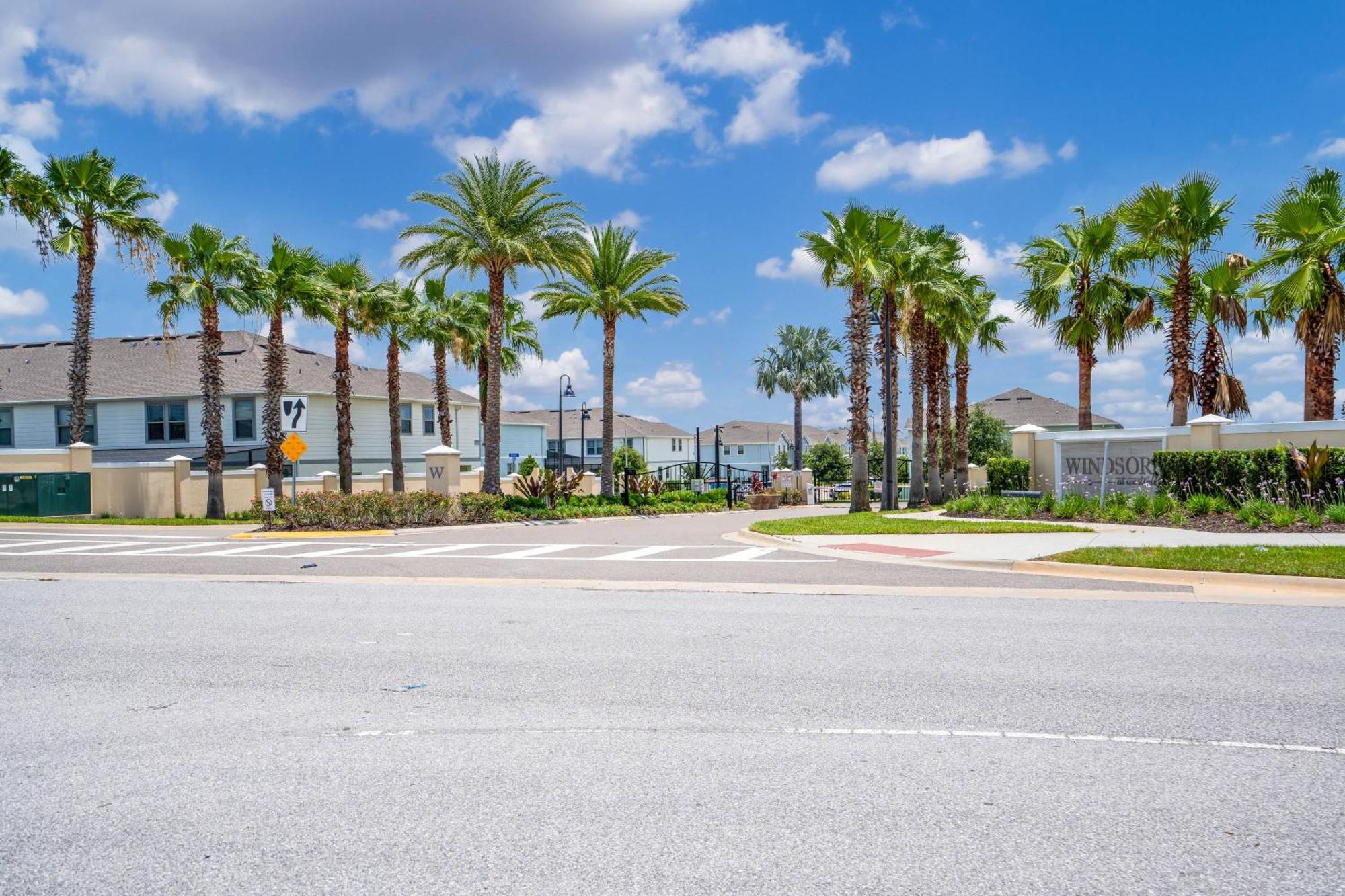 Windsor At Westside: 8br Near W/ Pool & Game Holiday home