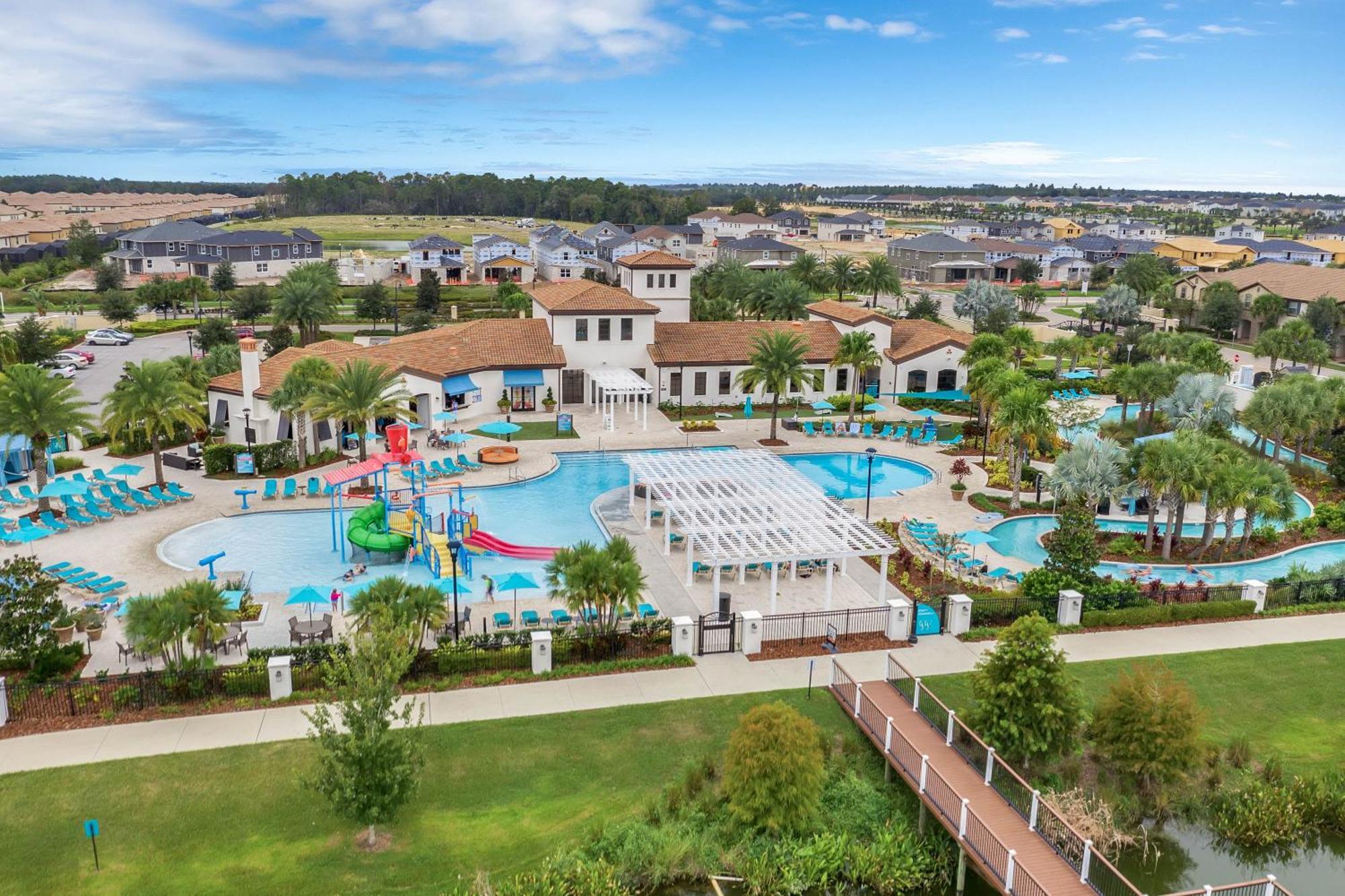 Windsor At Westside: 8br Near W/ Pool & Game Holiday home