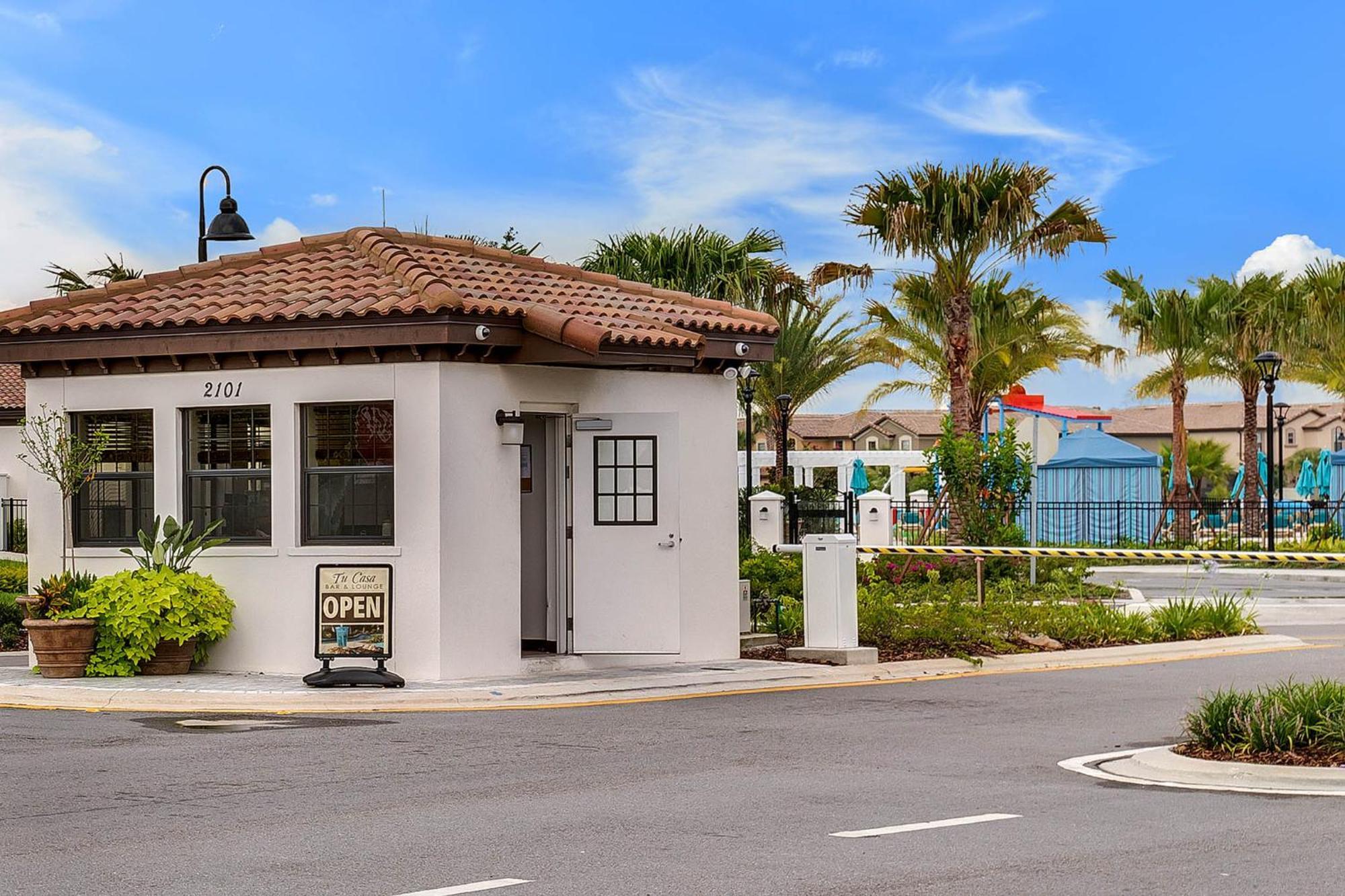 Windsor At Westside: 8br Near W/ Pool & Game Holiday home *